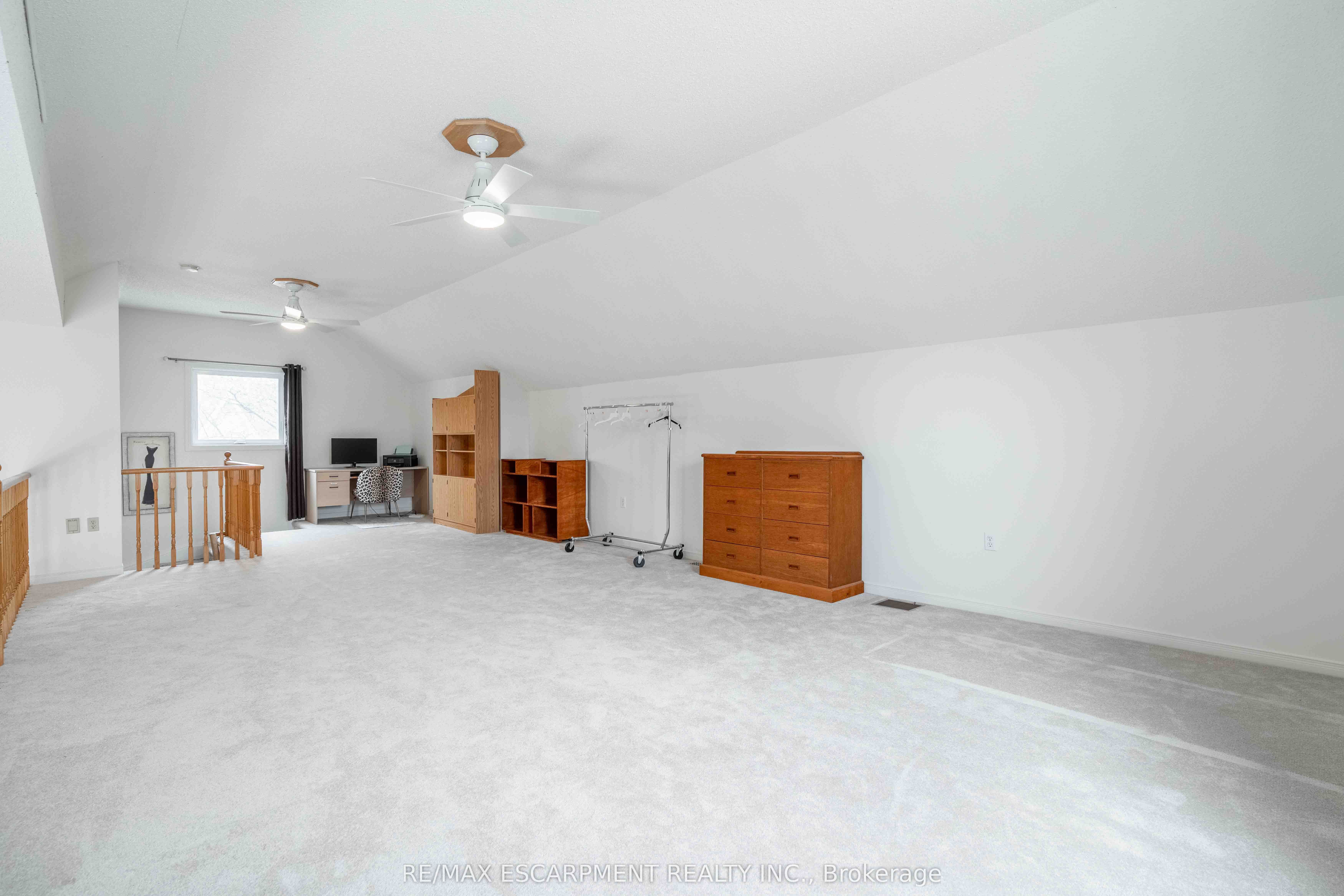 195 Silverbirch Boulevard Property Photo 20