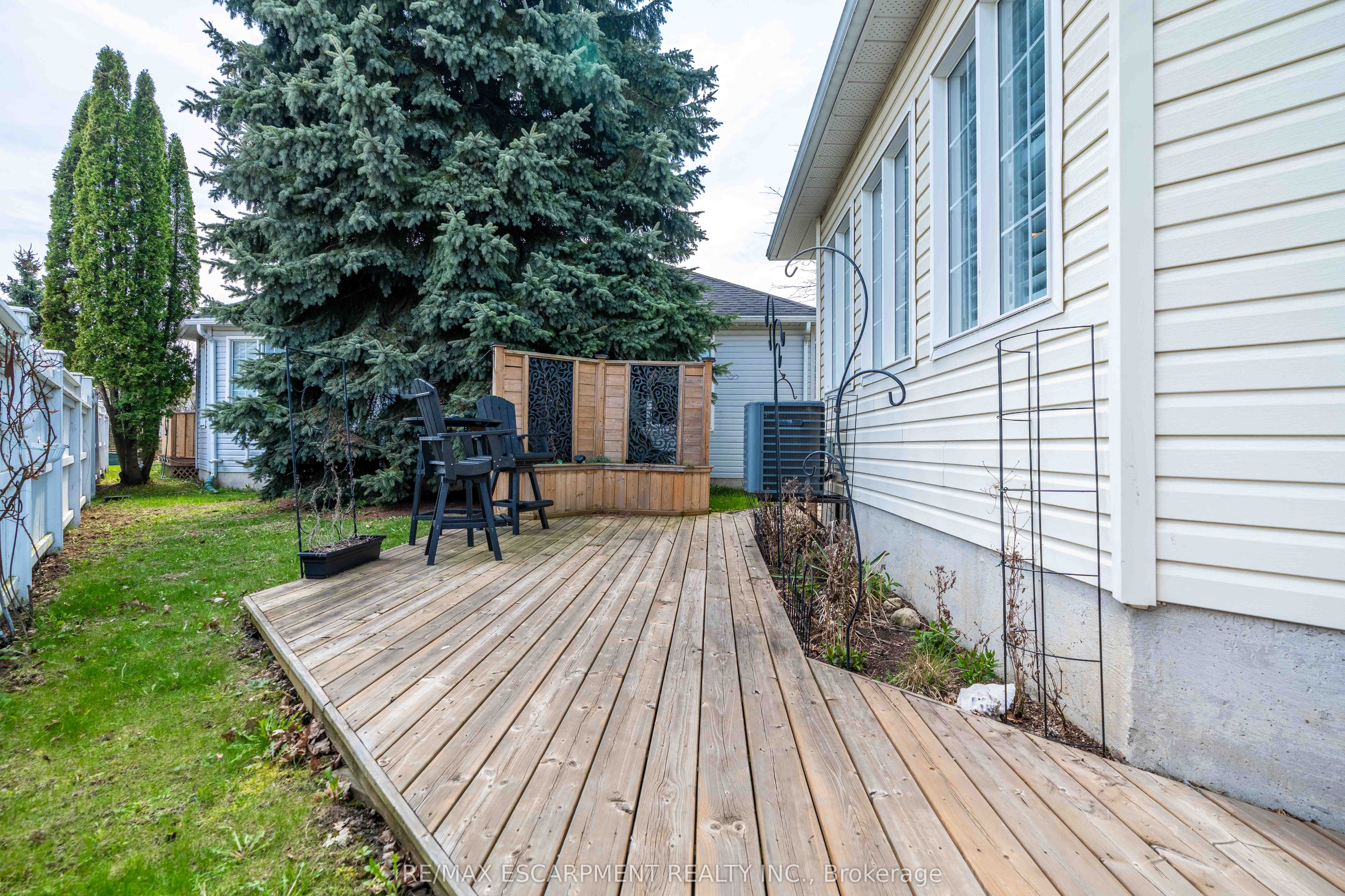 195 Silverbirch Boulevard Property Photo 34