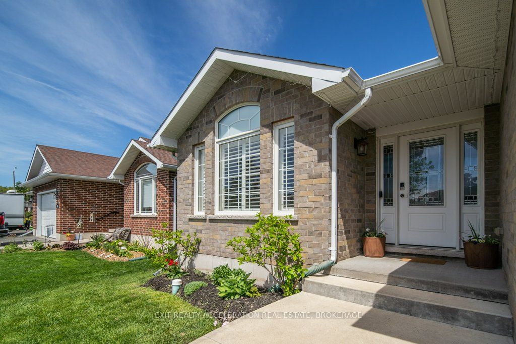 92 Hartwood Crescent Property Photo 2