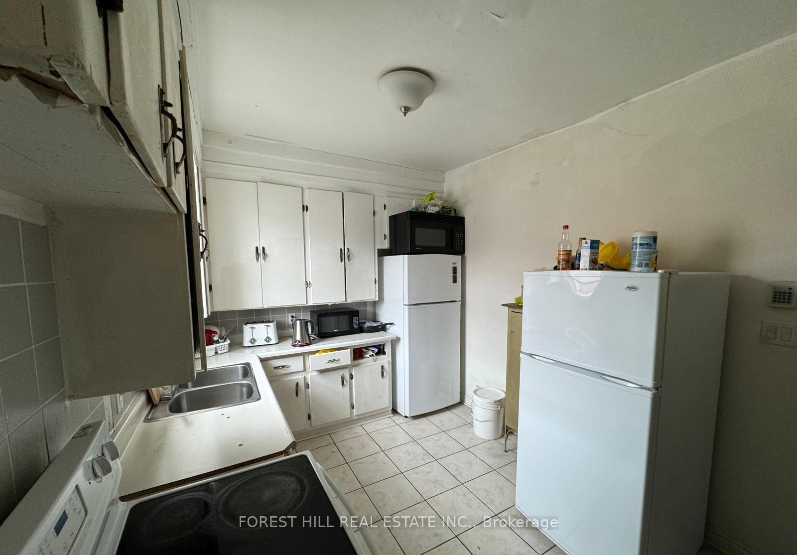 745 Barton Street E Room 1 Second Floor Property Photo 1