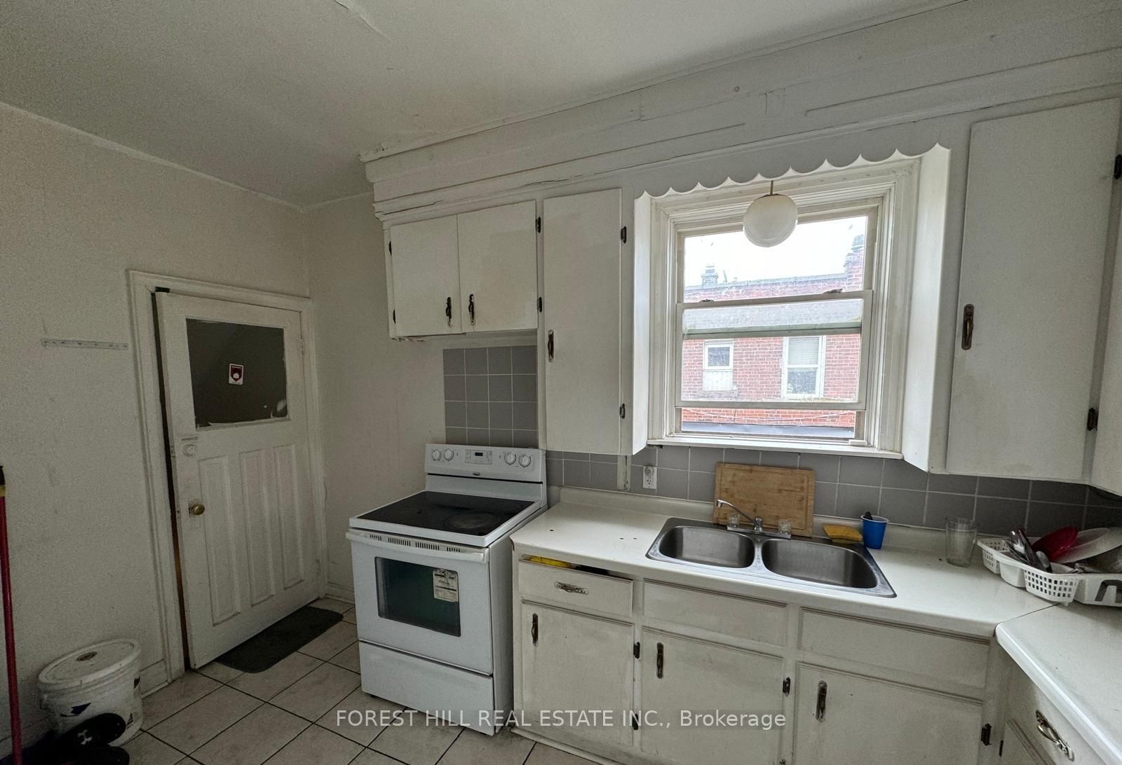 745 Barton Street E Room 2 Second Floor Property Photo 2