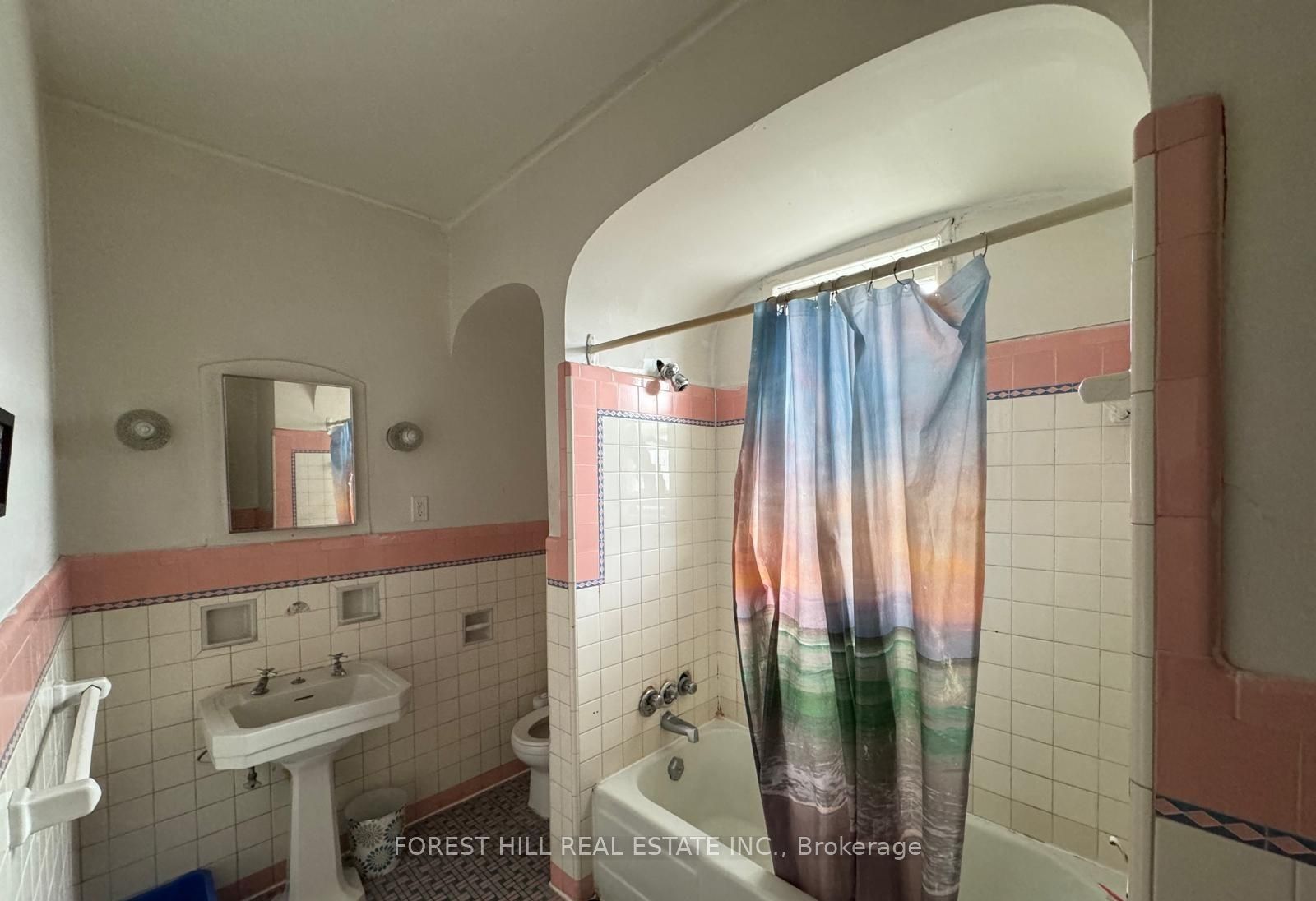 745 Barton Street E Room 2 Second Floor Property Photo 3