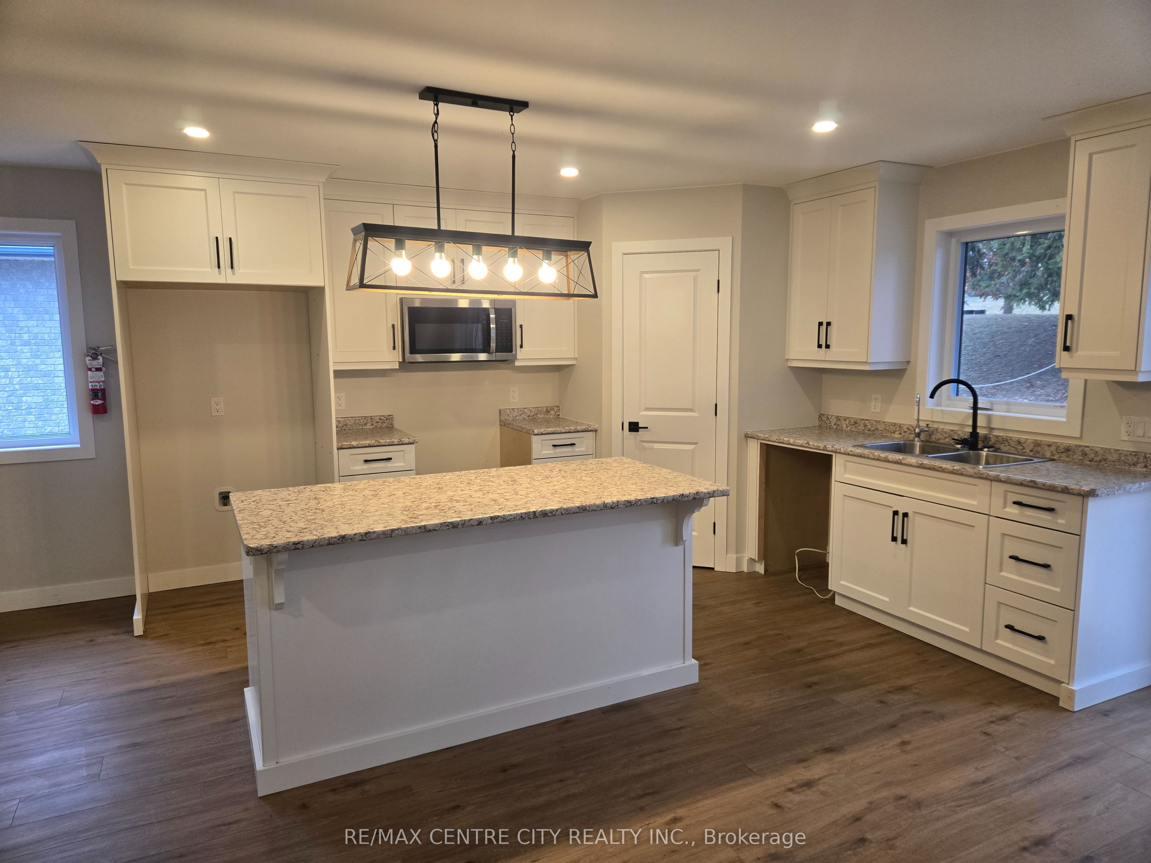 9 Oak Street Upper Property Photo 6