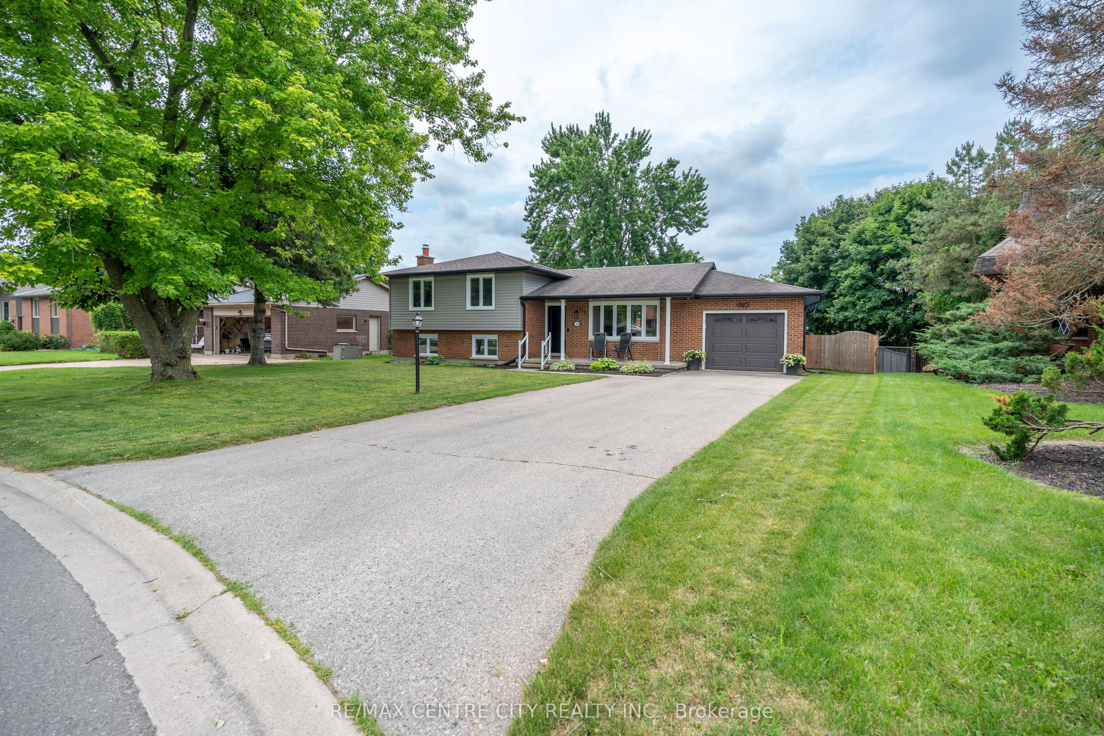 159 Sherwood Crescent Property Photo 1