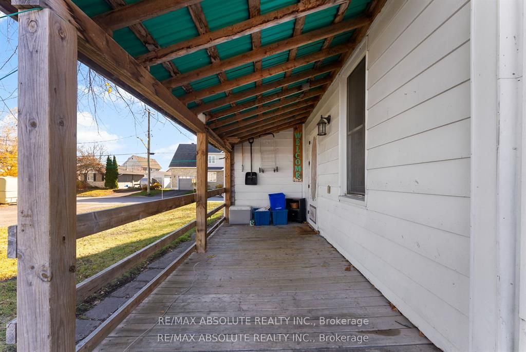 27 Macdonald Street S Property Photo 4