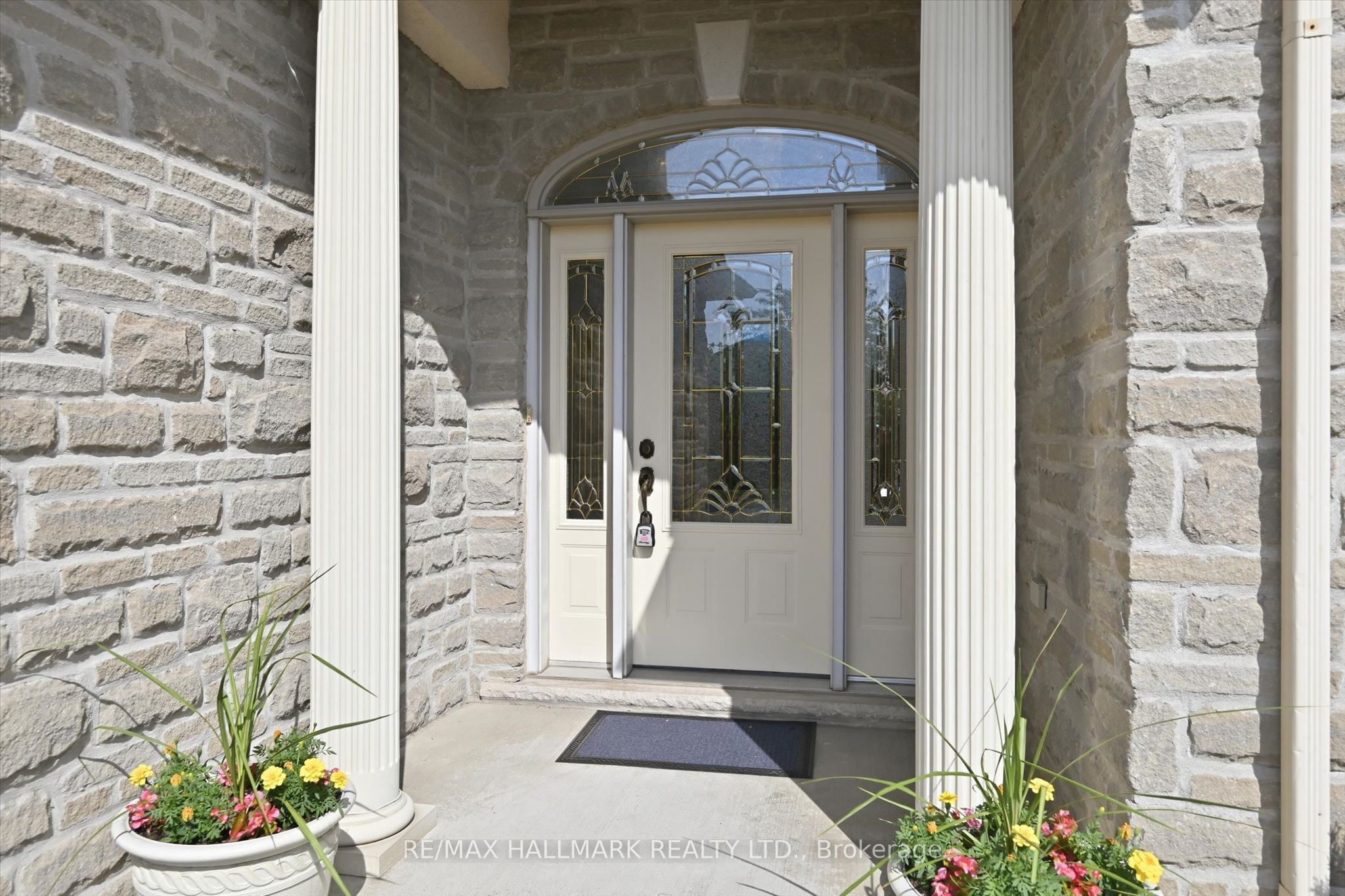 82 Second Road W Property Photo 3