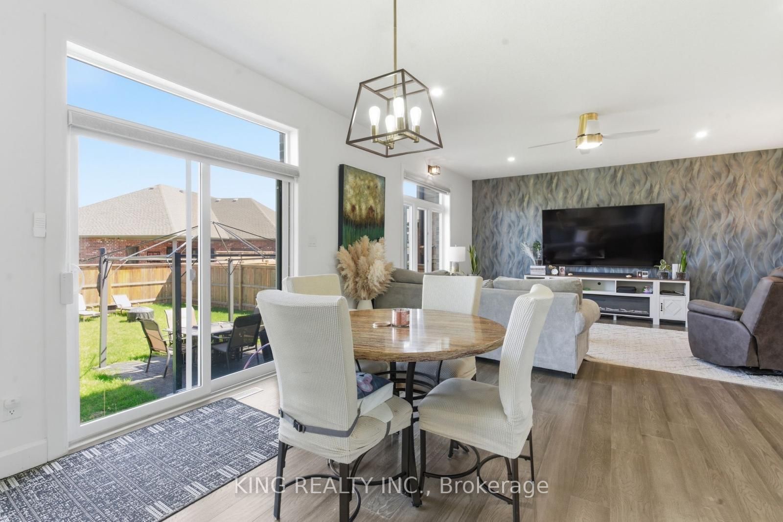 200 Boardwalk Way Property Photo 6