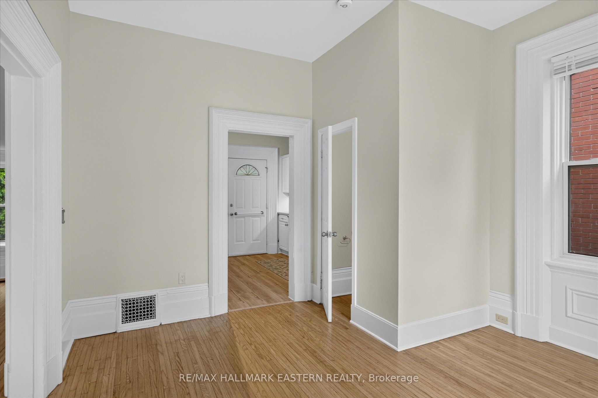 475 Aylmer Street N Property Photo 11