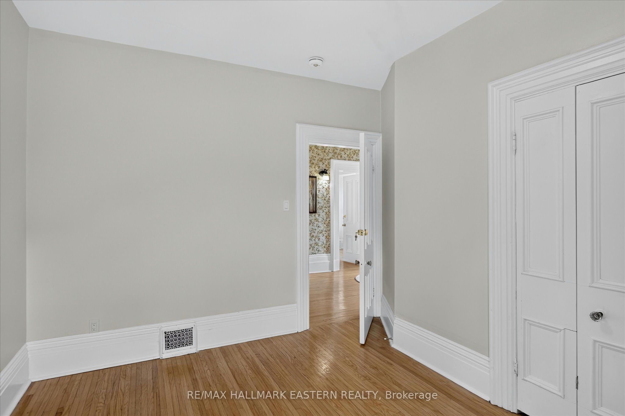 475 Aylmer Street N Property Photo 26