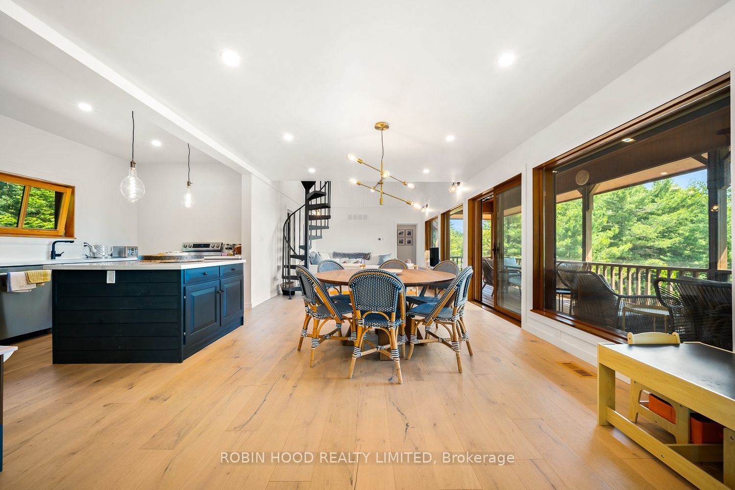 47 Linda Lane E Property Photo 11