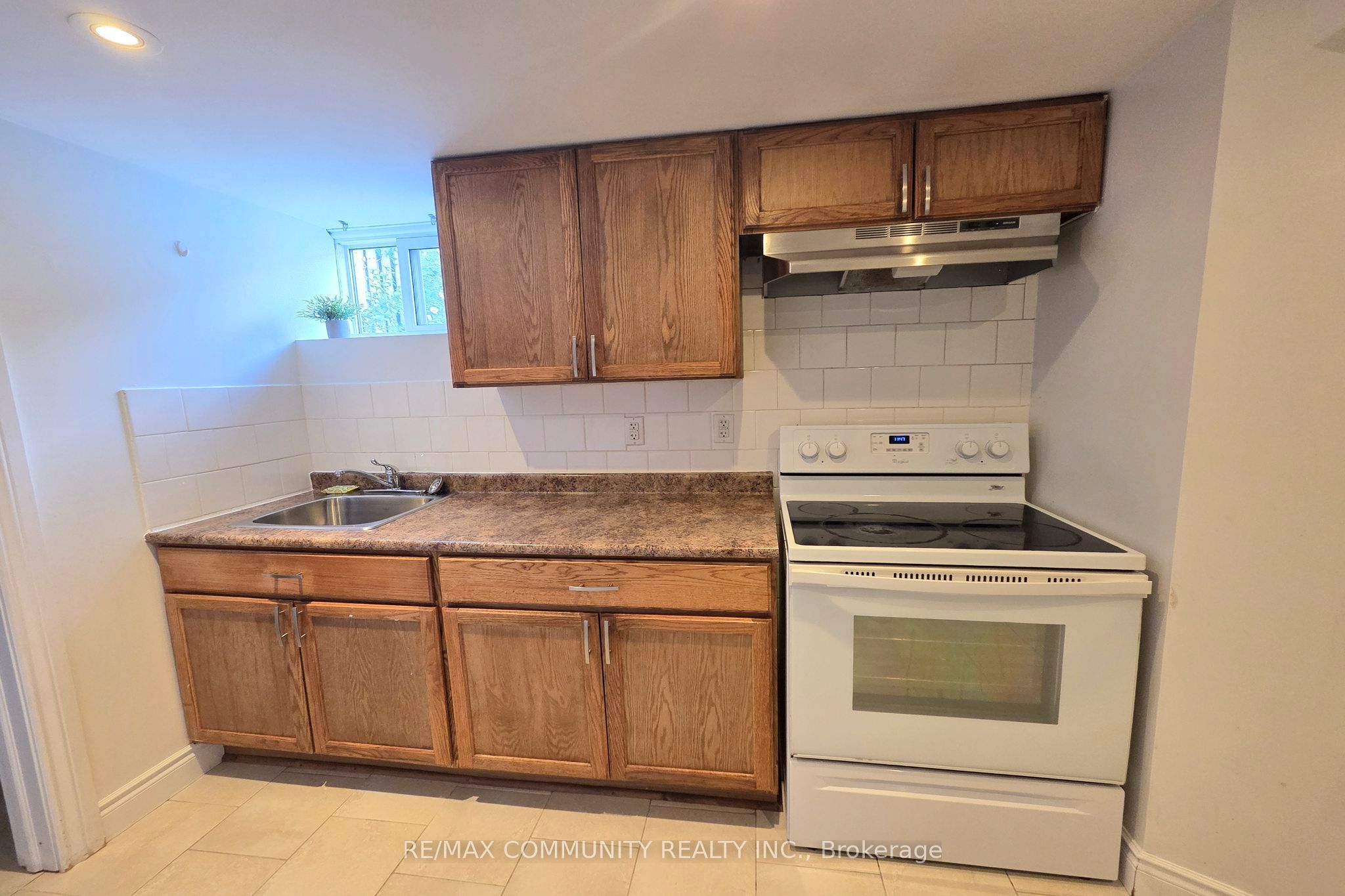 161 Mohawk Road W Bsmt Property Photo 12