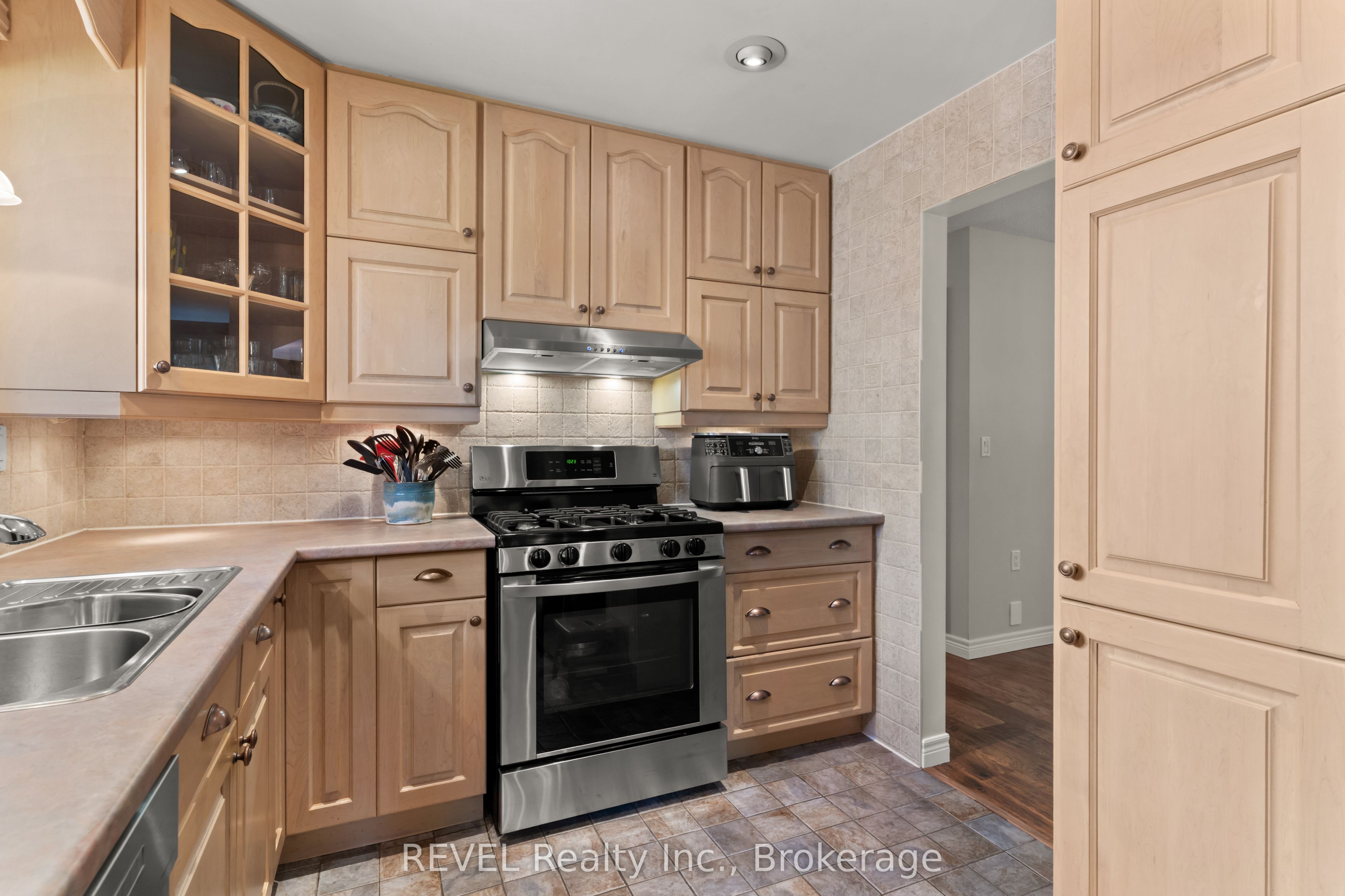 323 Barrick Road Property Photo 12