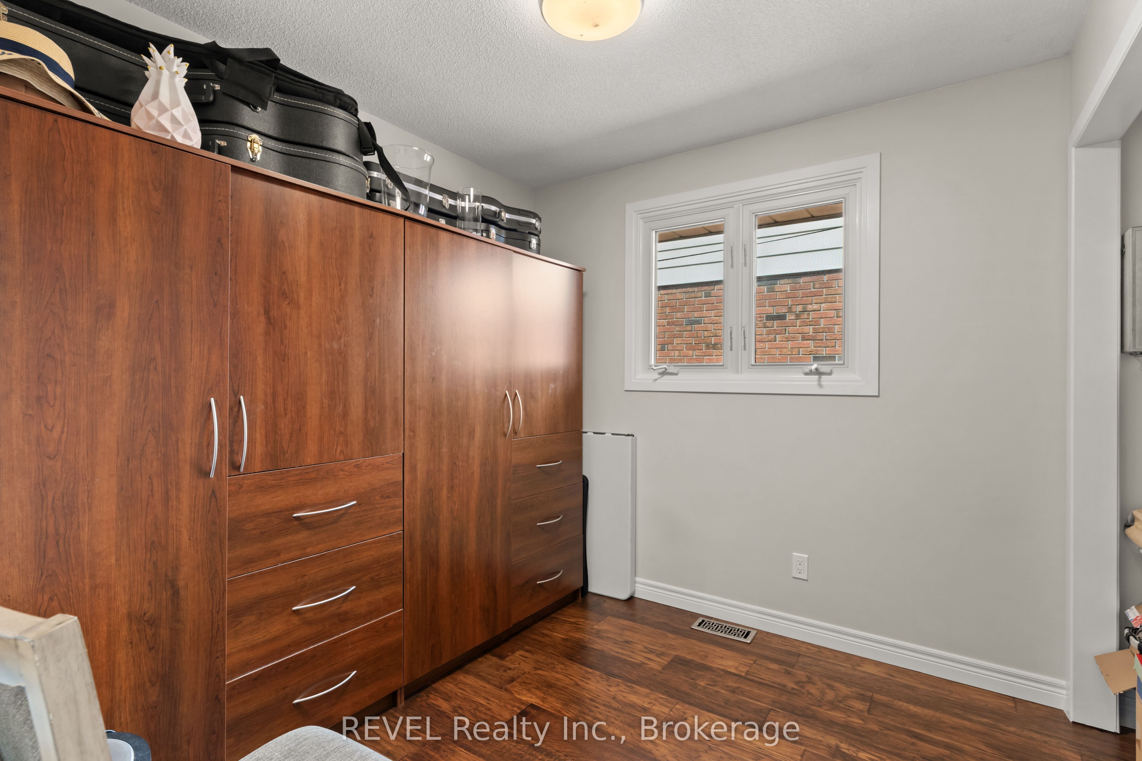 323 Barrick Road Property Photo 14