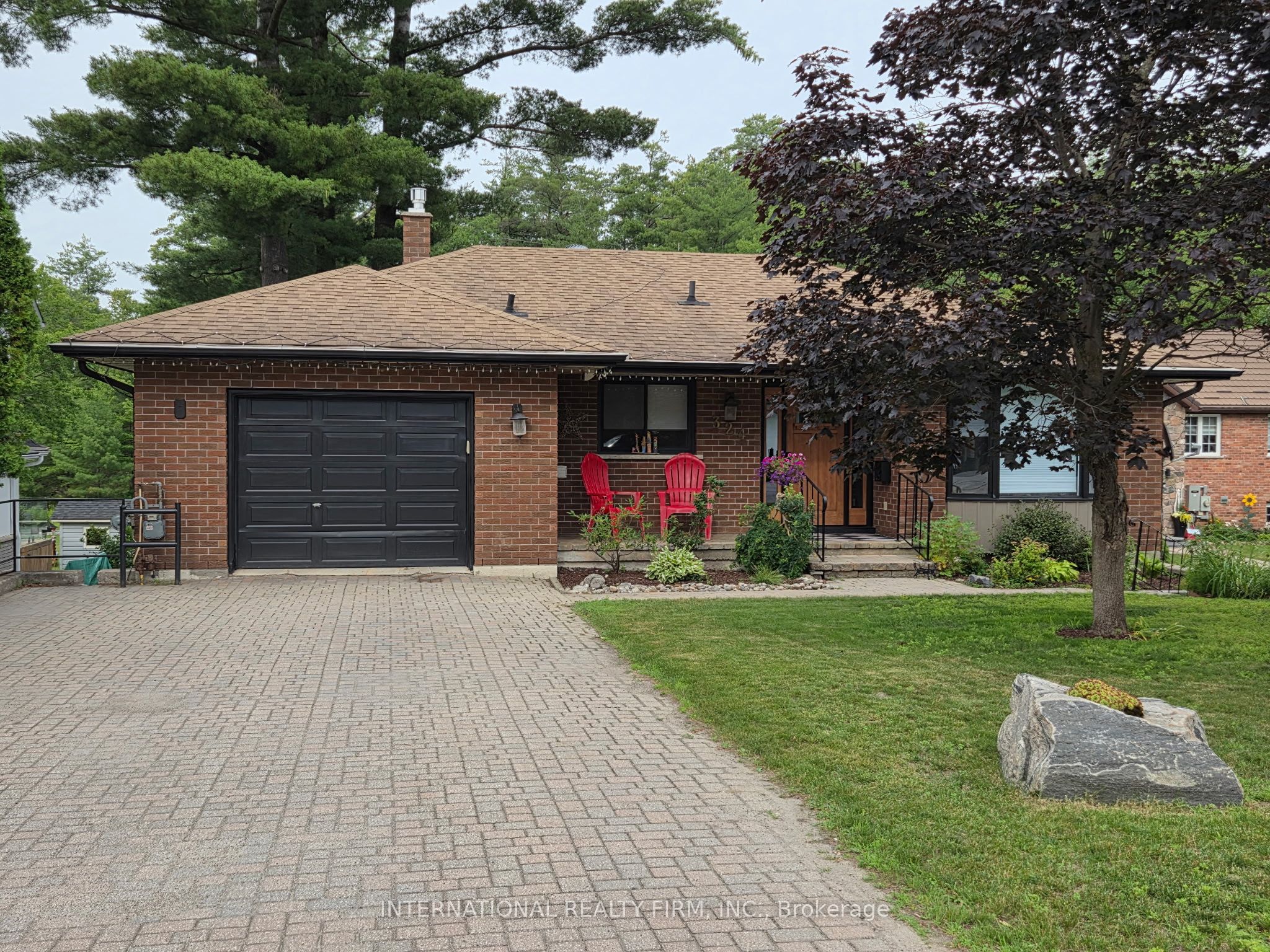 324 Bethune Drive N Property Photo 2