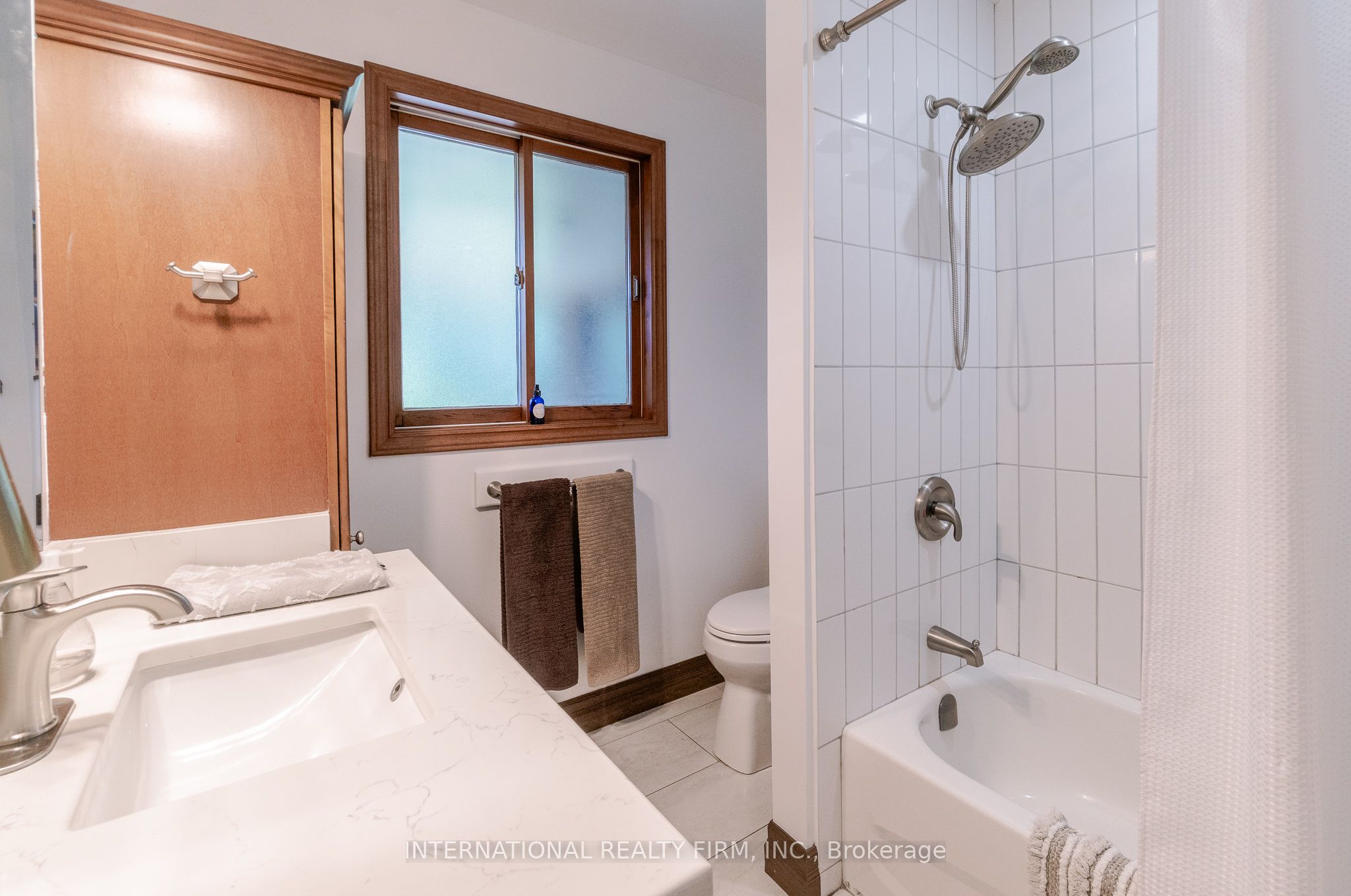 324 Bethune Drive N Property Photo 16