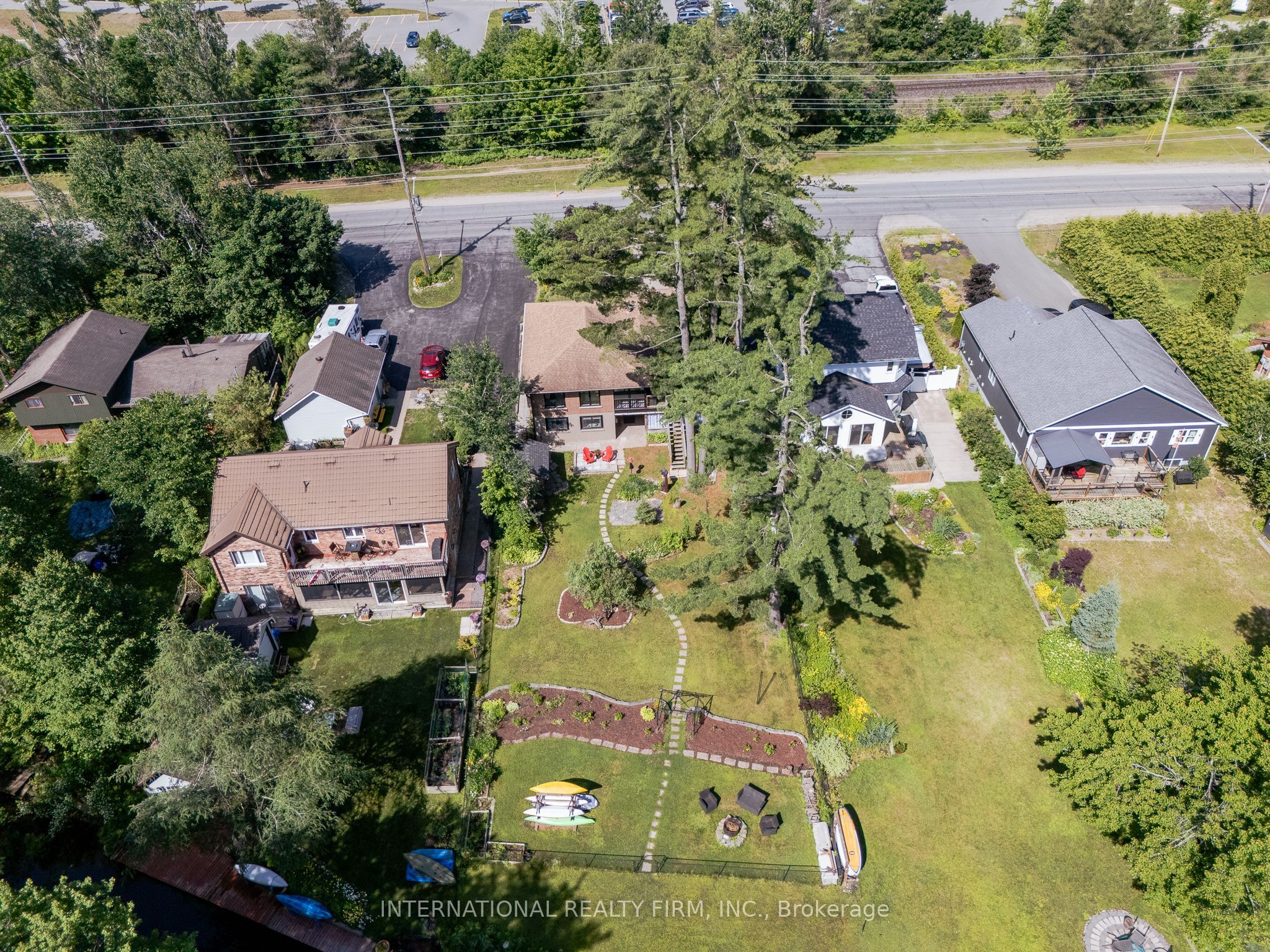 324 Bethune Drive N Property Photo 49