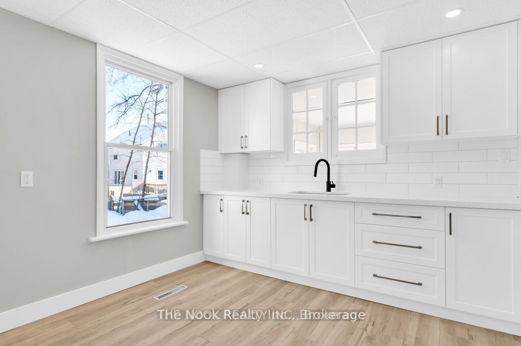 243 Bridge Street E Property Photo 10