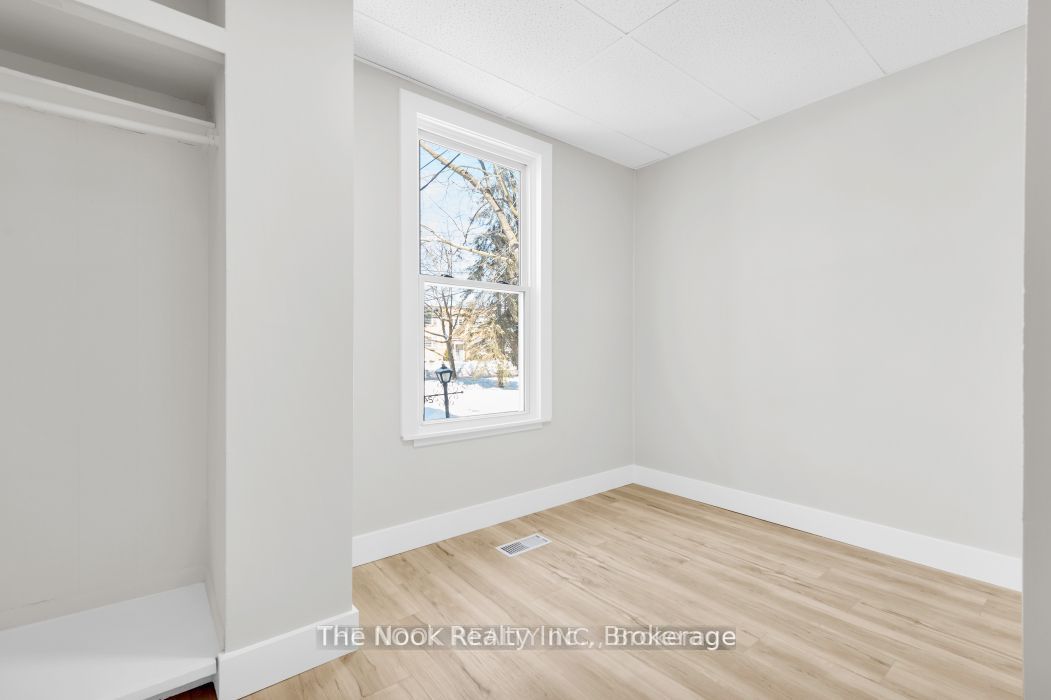 243 Bridge Street E Property Photo 12