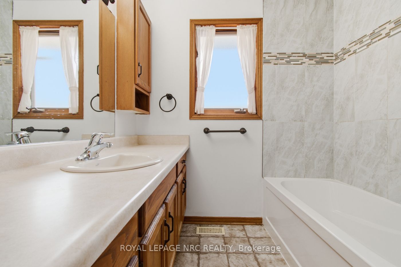 12 Harvest Oak Drive Property Photo 15