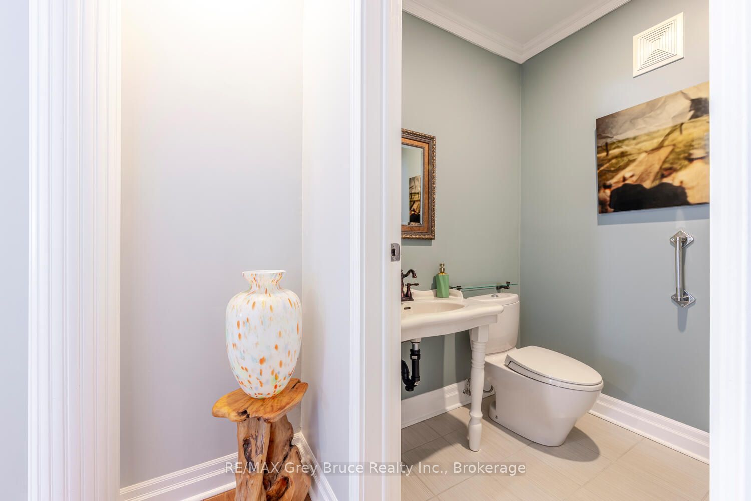 424 Huron Road Property Photo 10