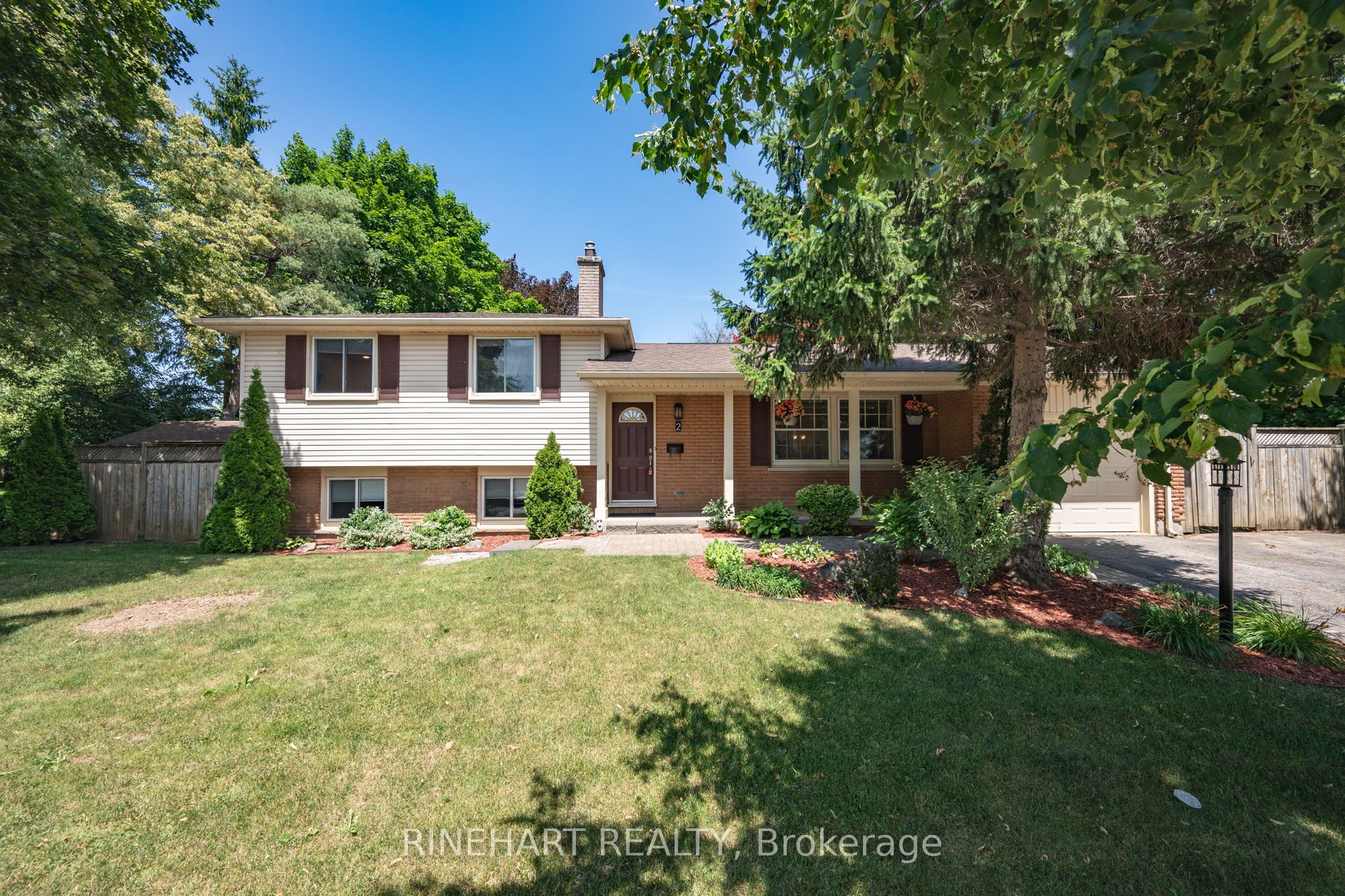 2 Lloyd Manor Crescent Property Photo 1