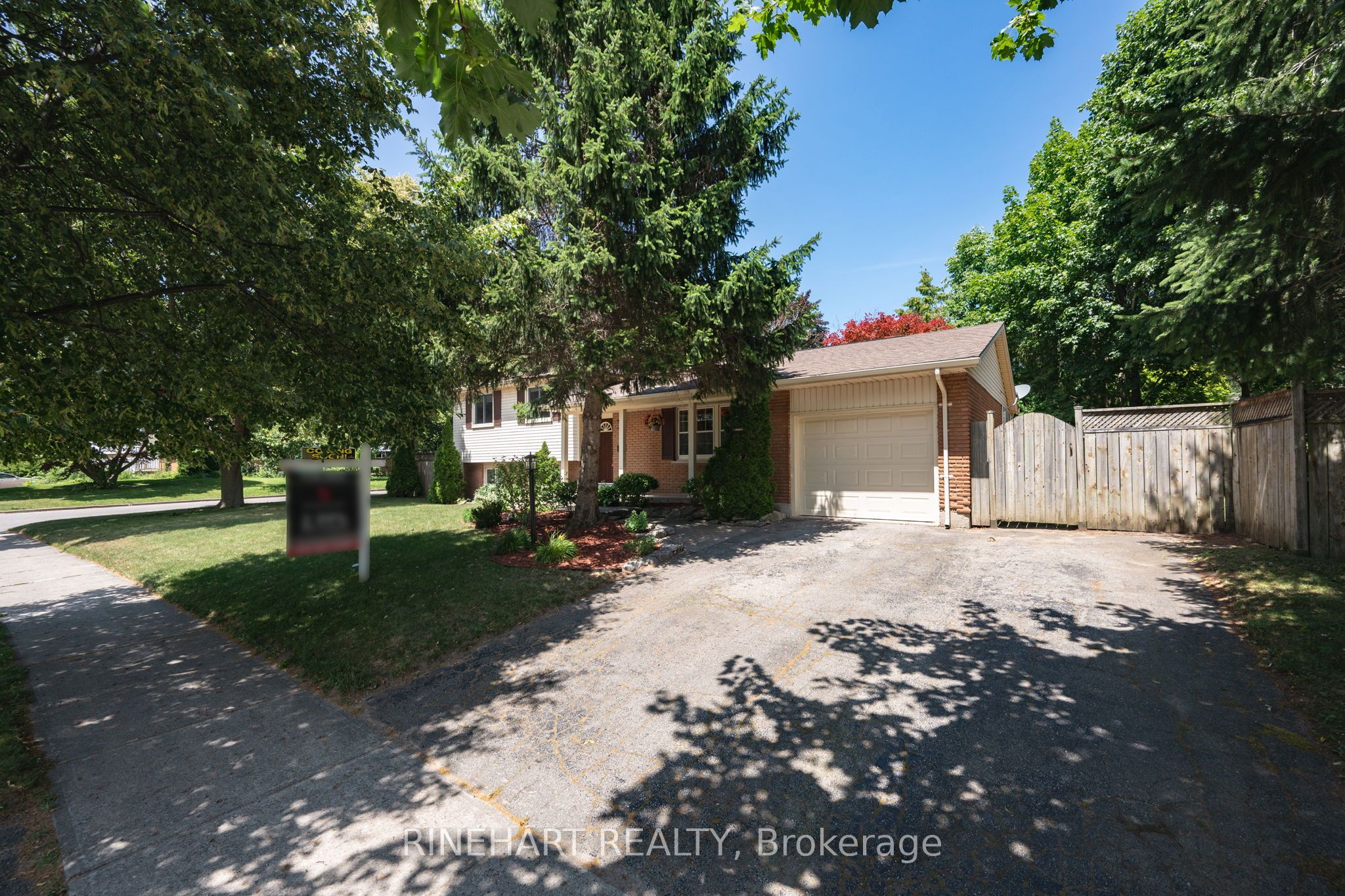 2 Lloyd Manor Crescent Property Photo 2