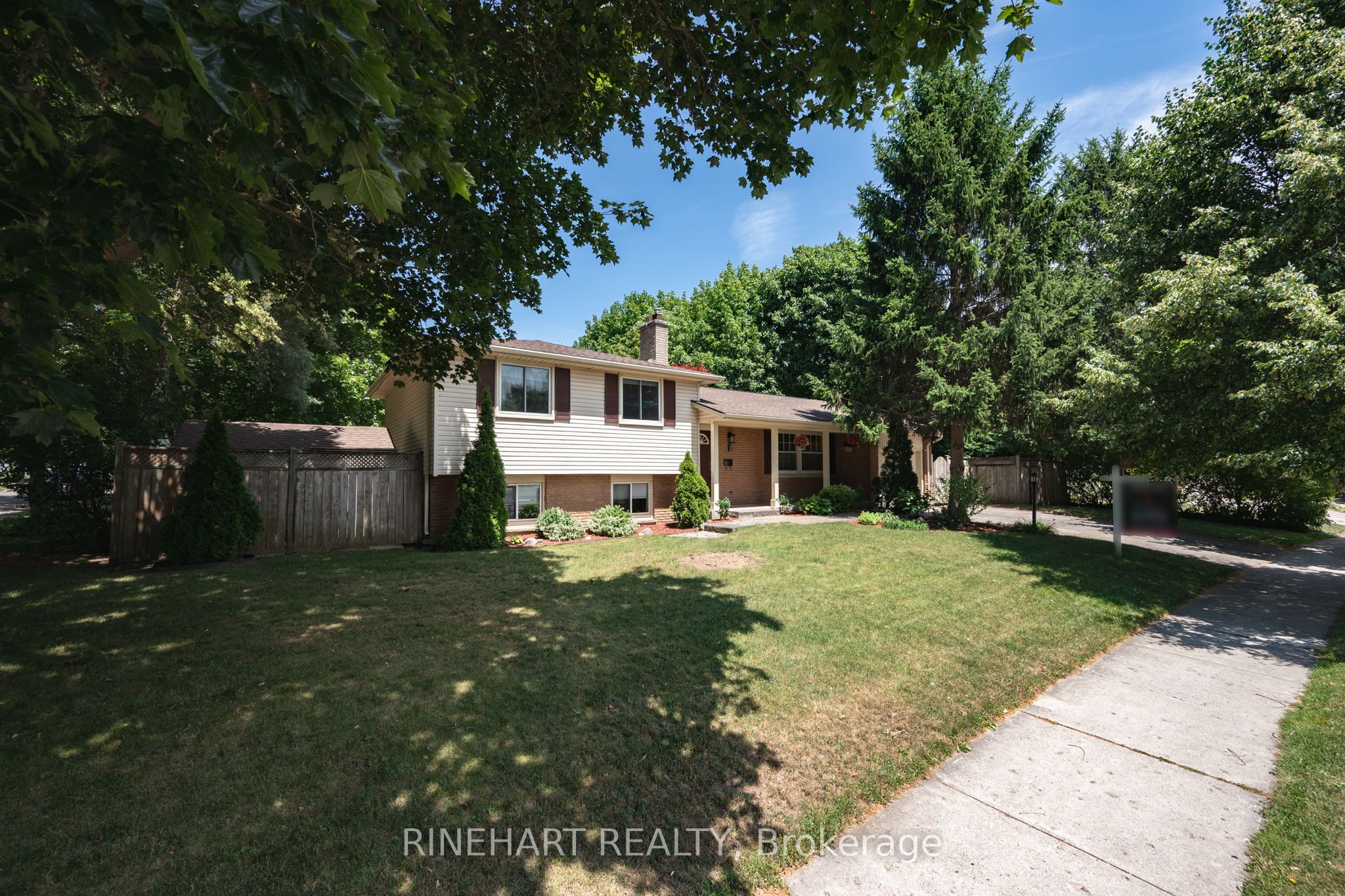 2 Lloyd Manor Crescent Property Photo 3