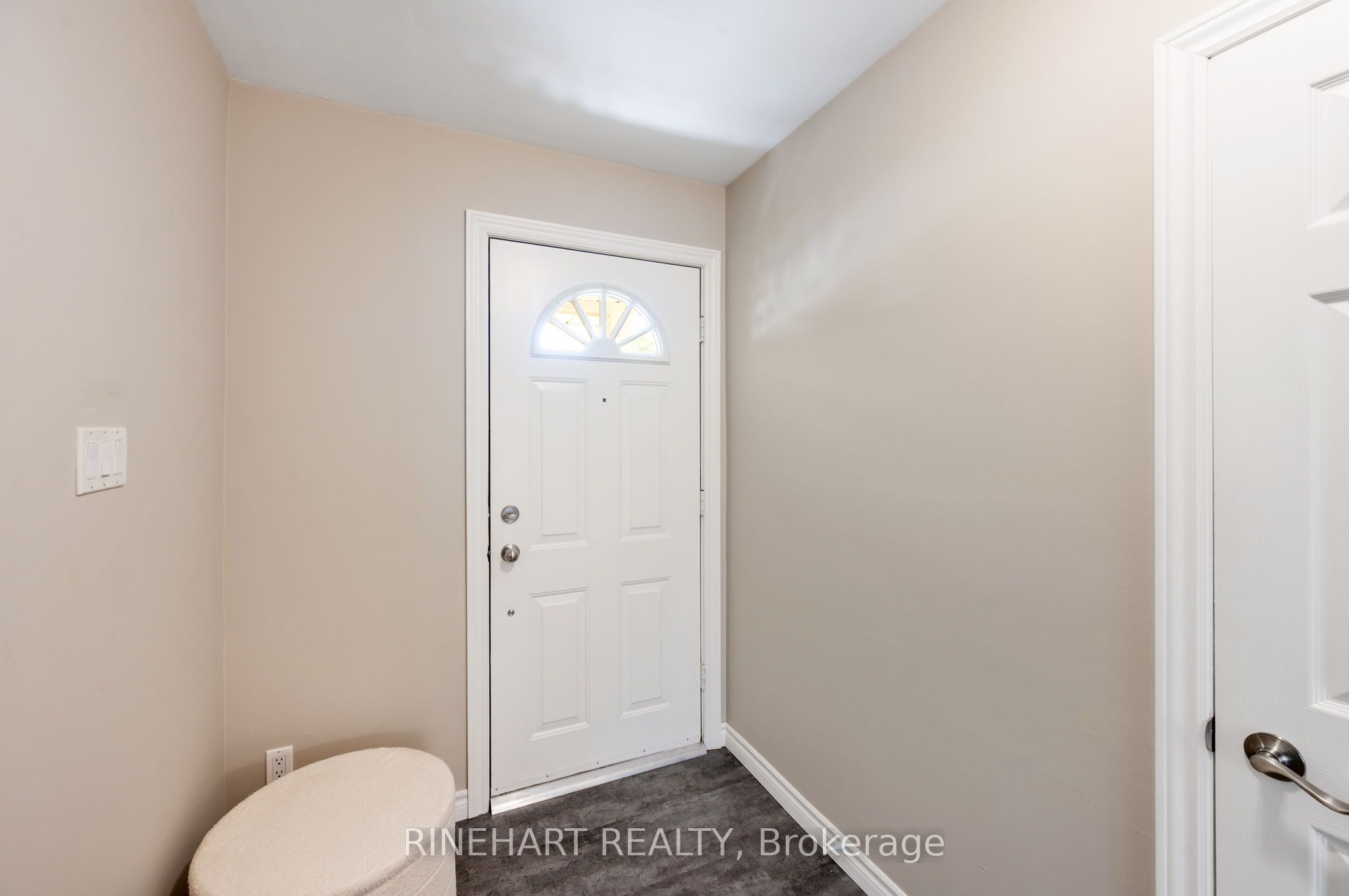 2 Lloyd Manor Crescent Property Photo 5