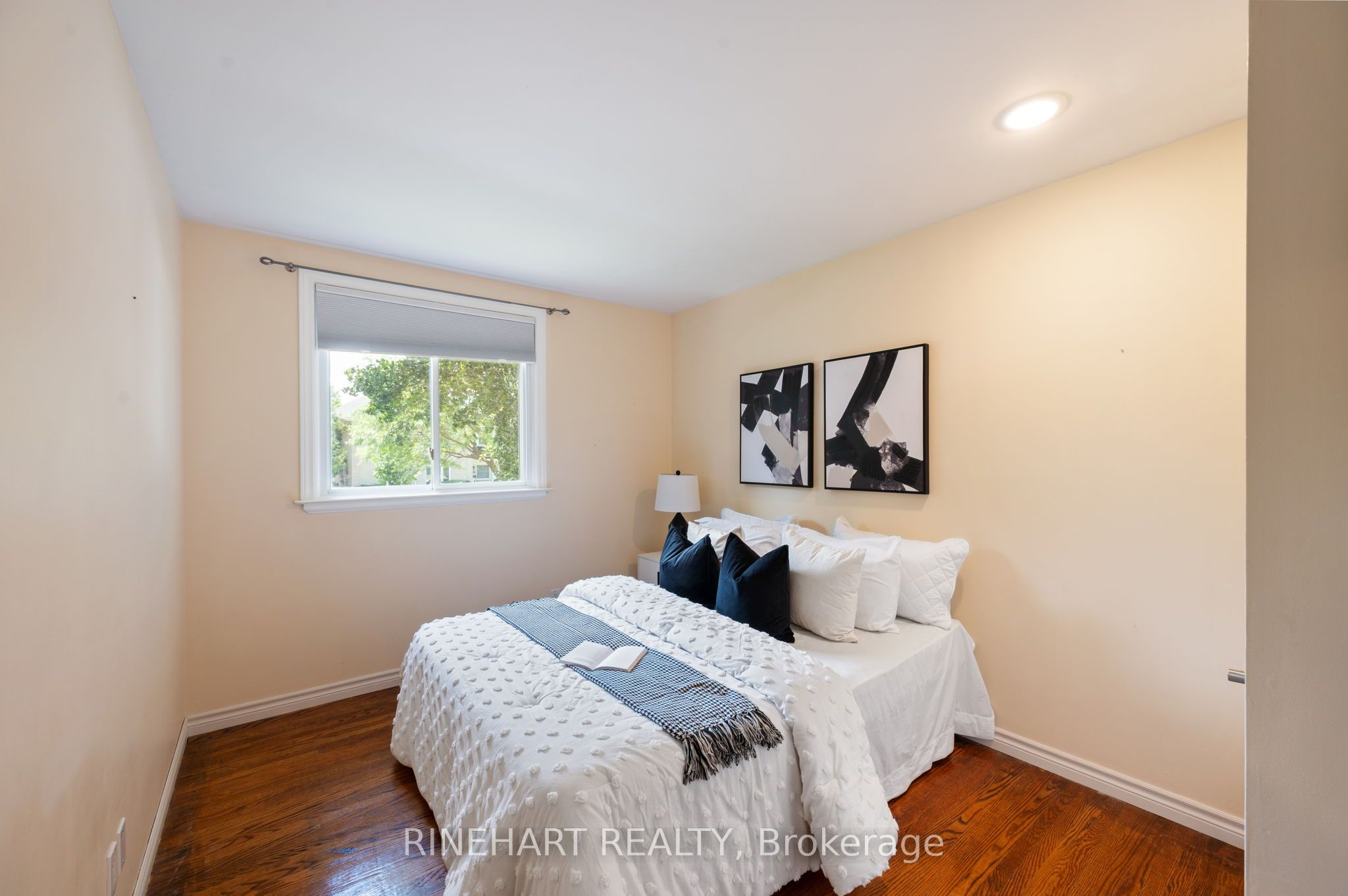 2 Lloyd Manor Crescent Property Photo 15