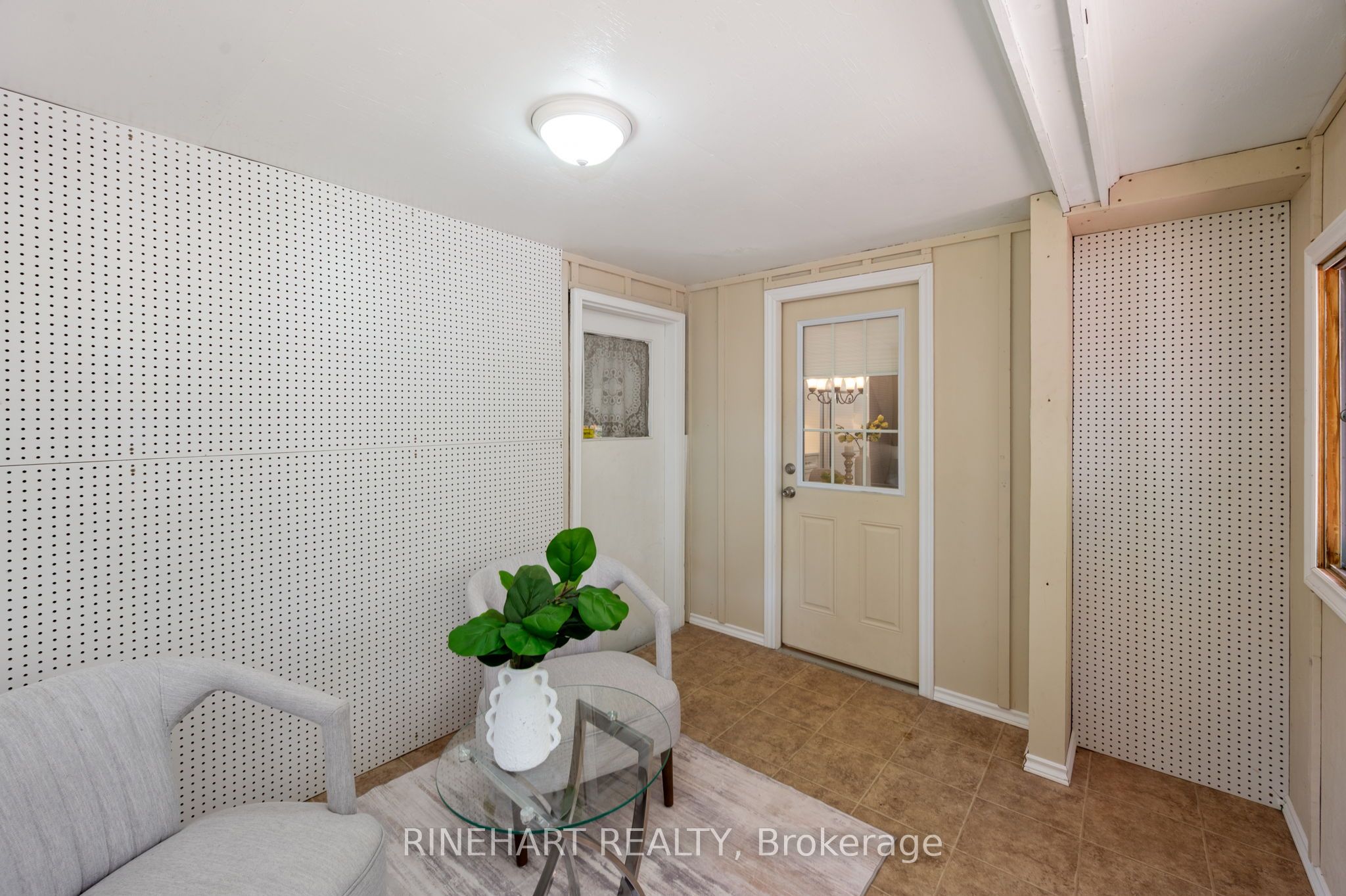 2 Lloyd Manor Crescent Property Photo 29