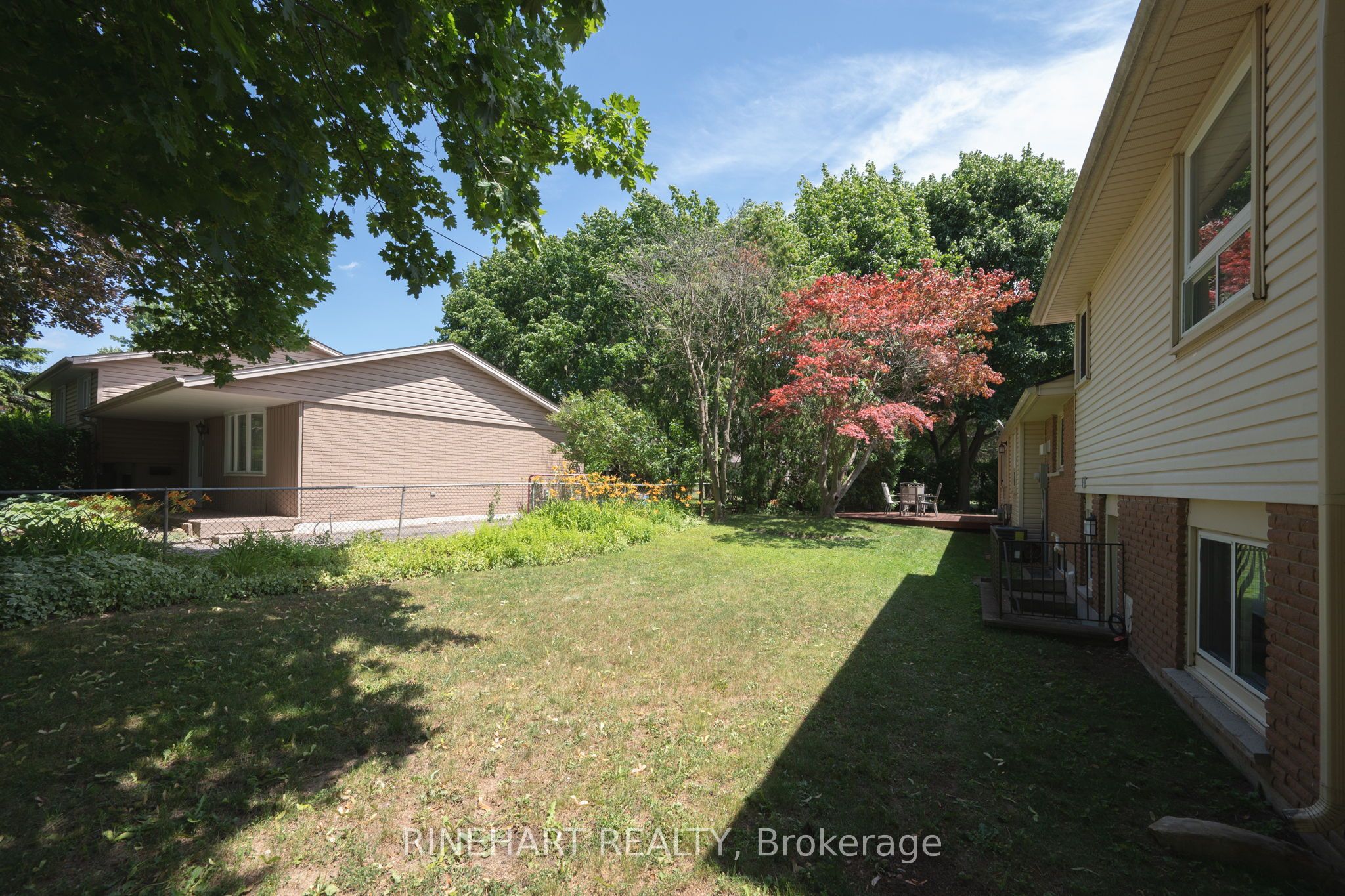 2 Lloyd Manor Crescent Property Photo 33