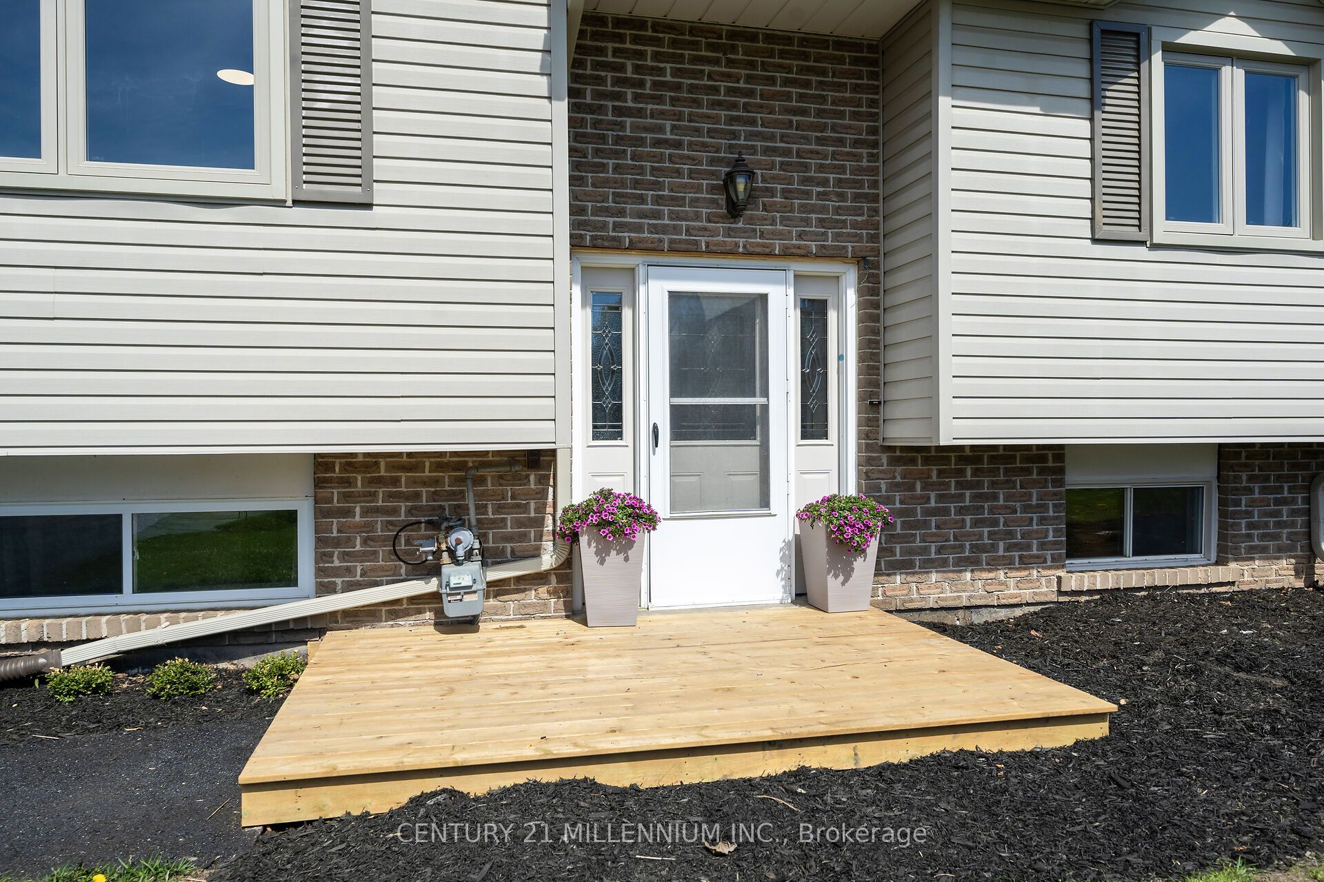 83 Douglas Crescent Property Photo 4