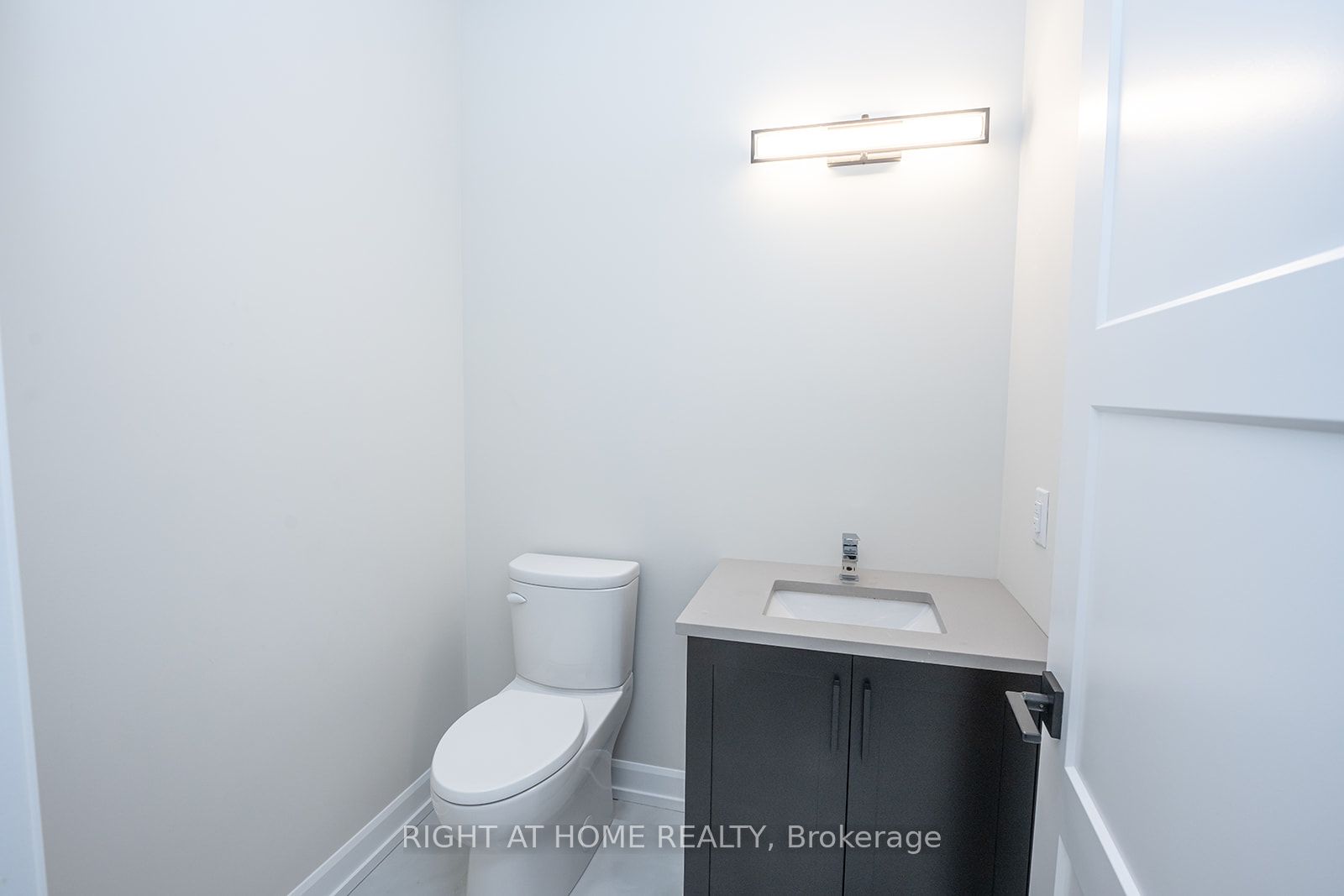 3909 Mitchell Crescent Property Photo 4