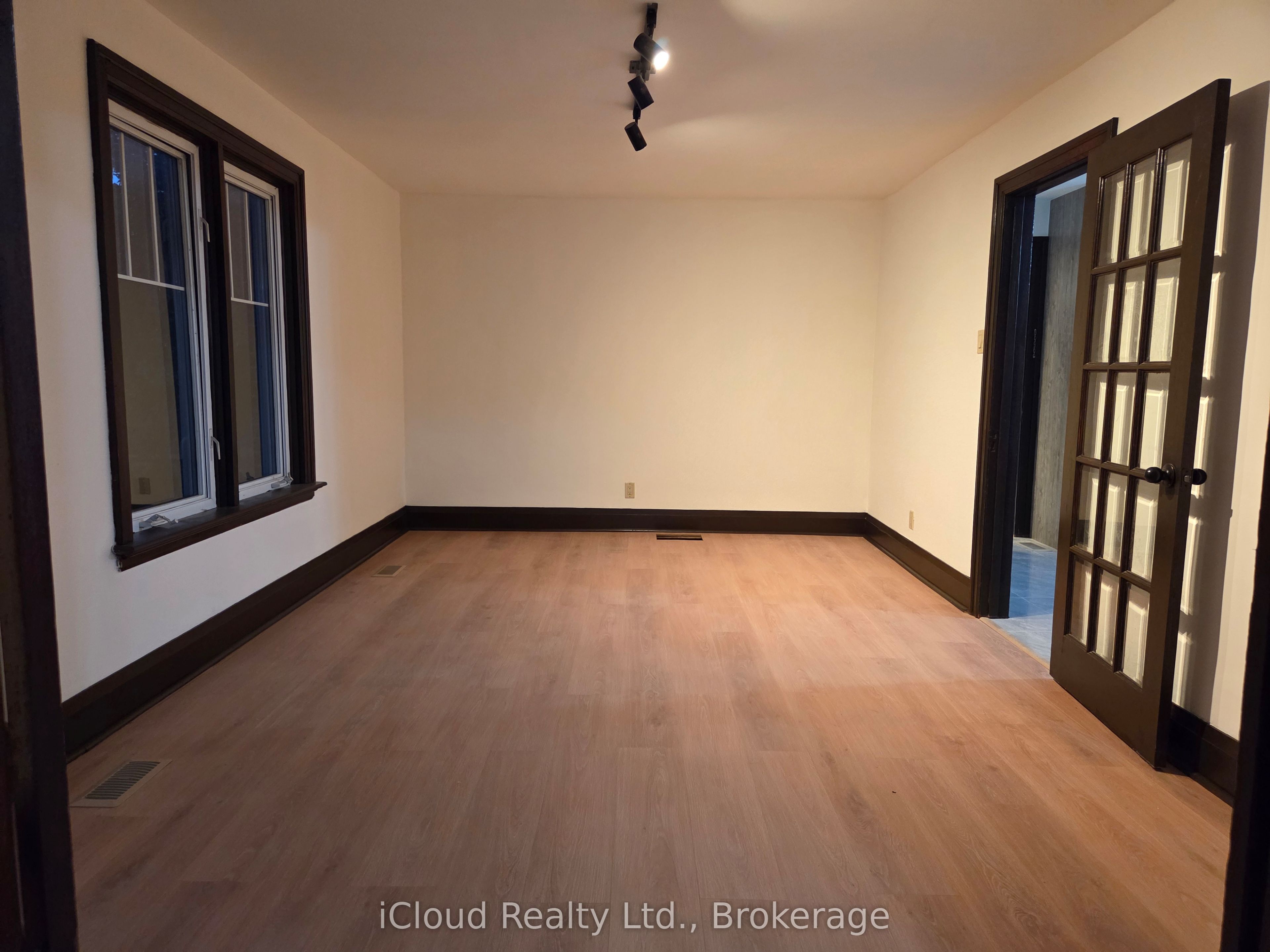 351521 17th Line Property Photo 4