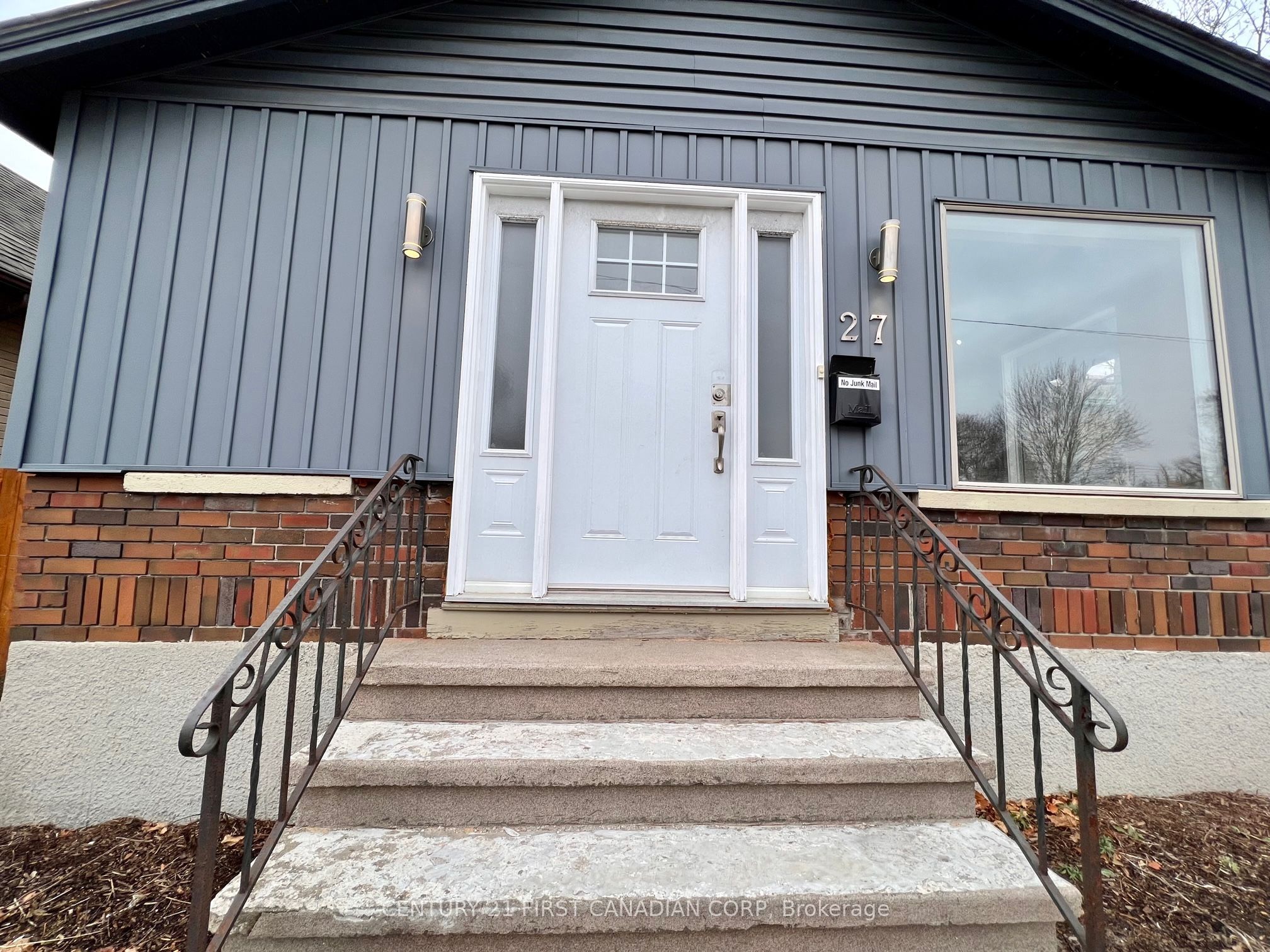 27 Wharncliffe Road S Property Photo 1