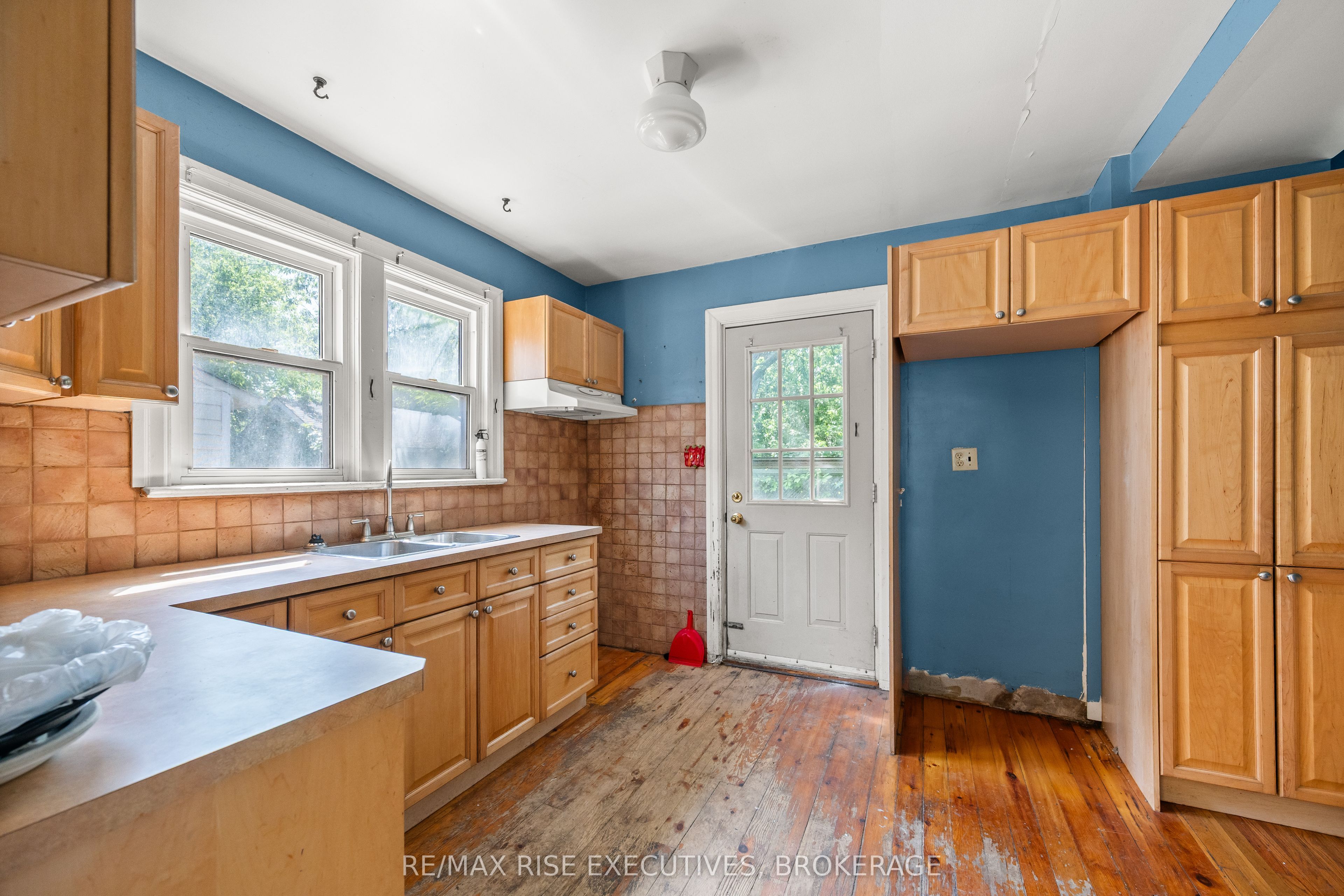 690 Johnson Street Property Photo 14