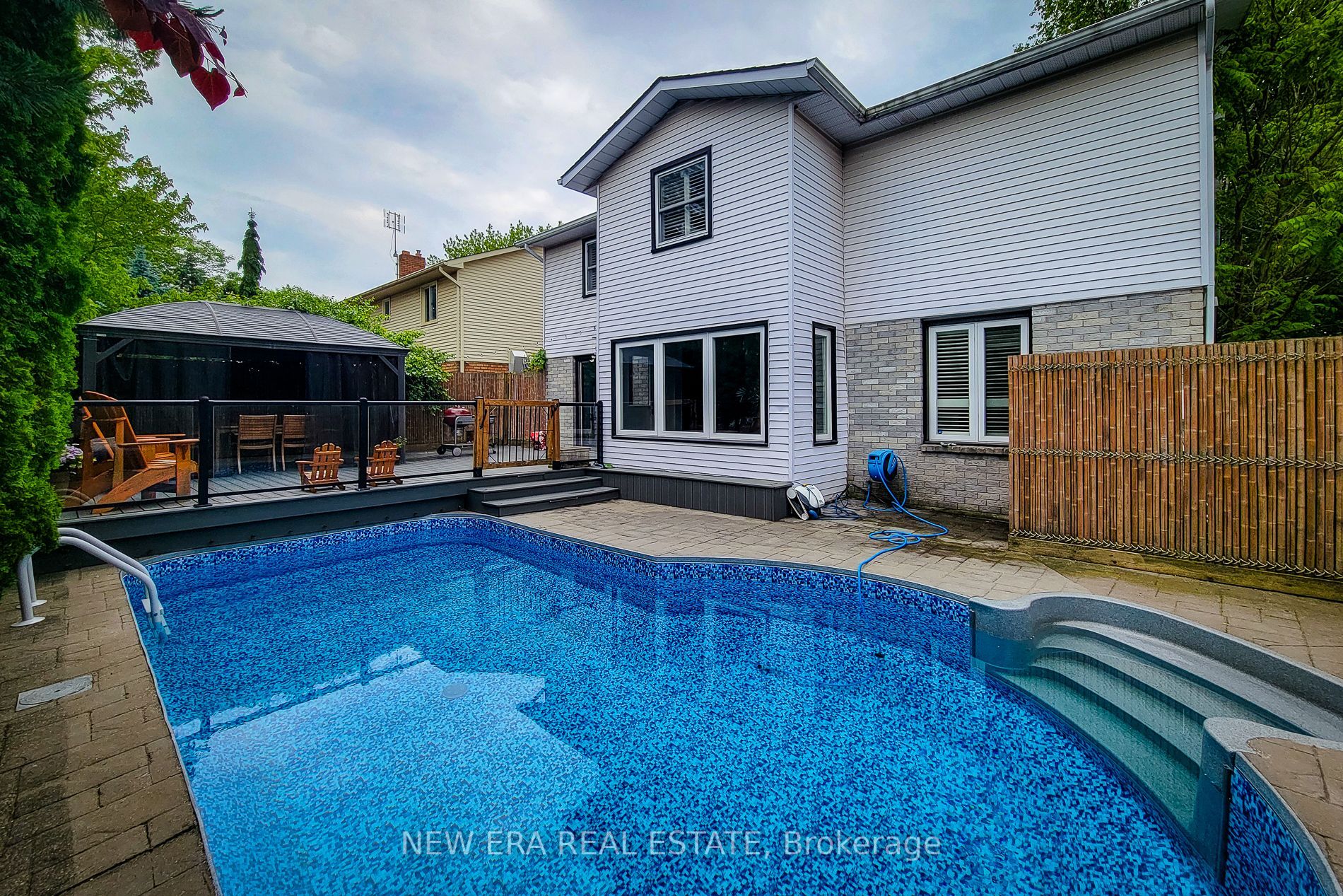 29 Woodside Square Property Photo 5
