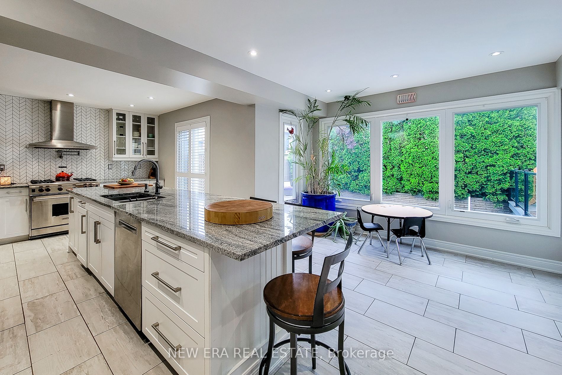 29 Woodside Square Property Photo 19