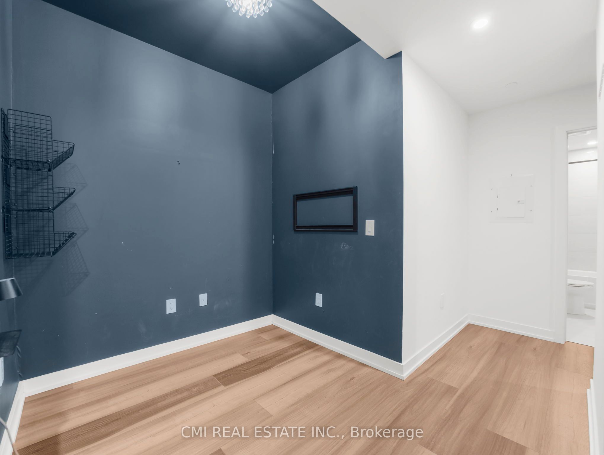 5 Wellington Street S 411 Property Photo 5