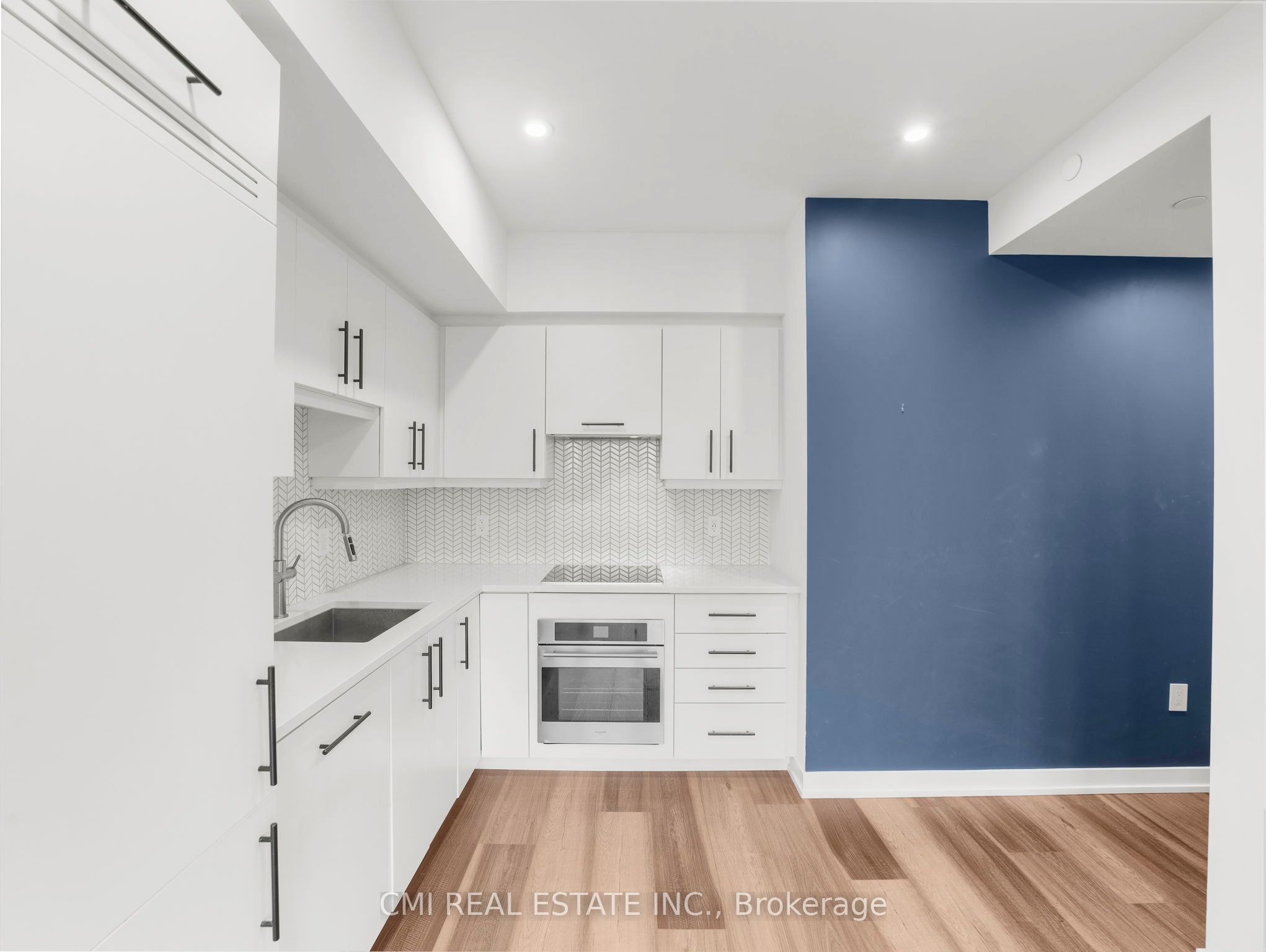 5 Wellington Street S 411 Property Photo 11