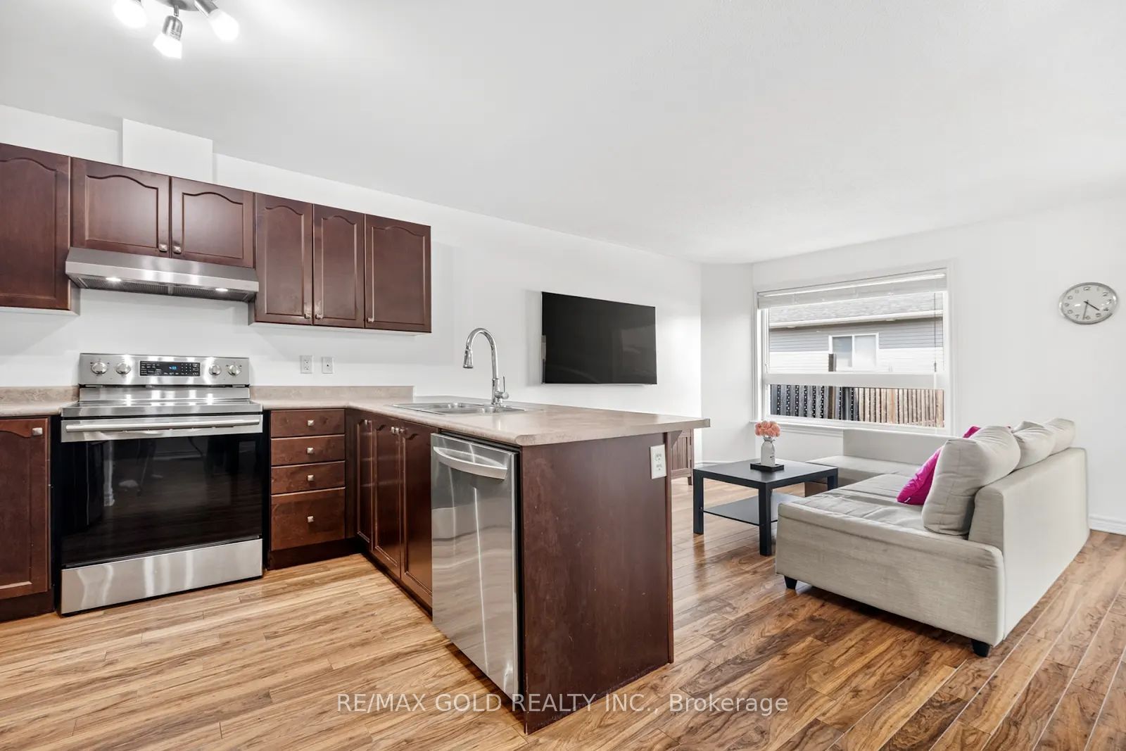 106 Thomas Street S Property Photo 12