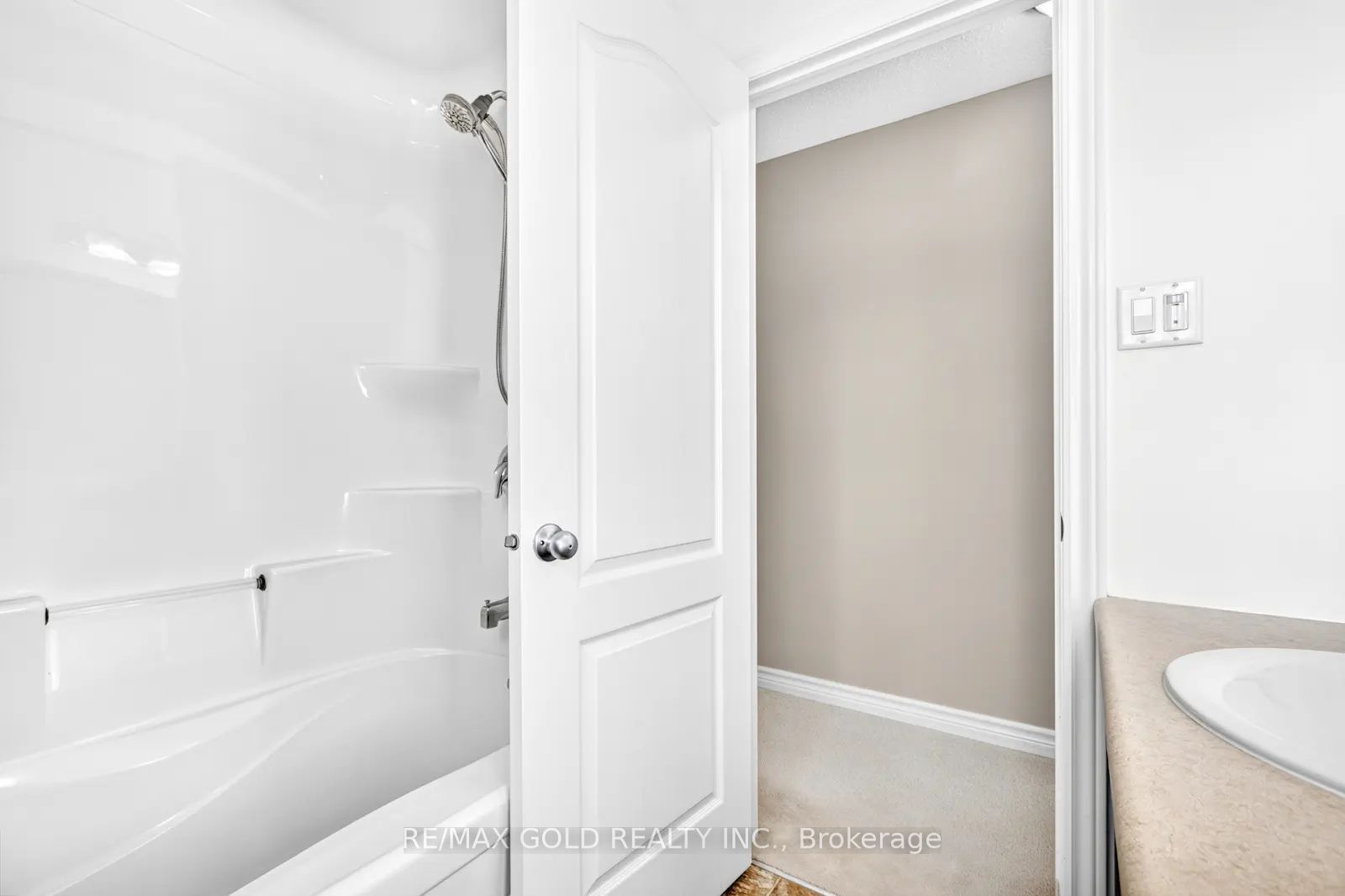 106 Thomas Street S Property Photo 27