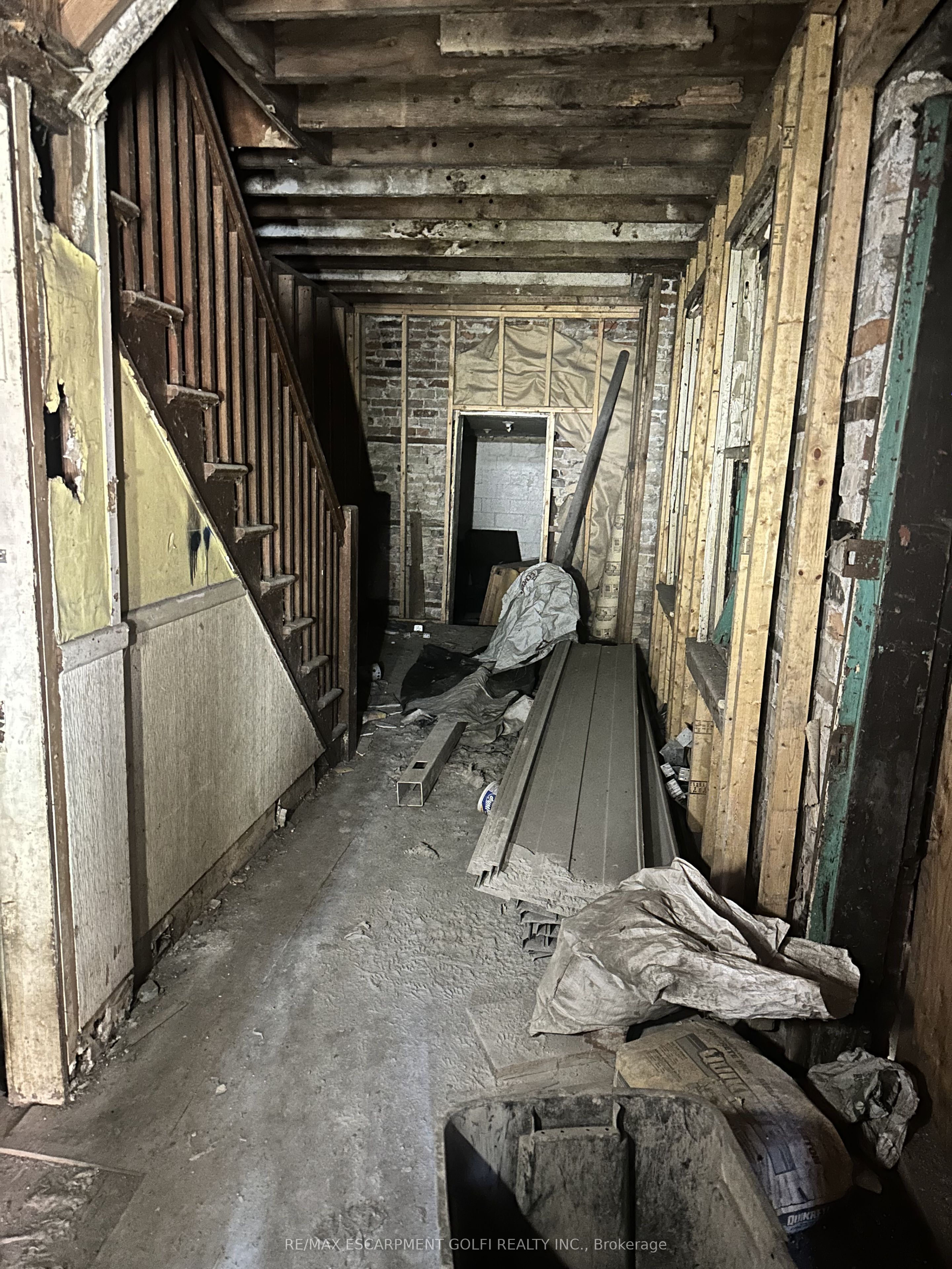 721 1/2 Barton Street E Property Photo 4