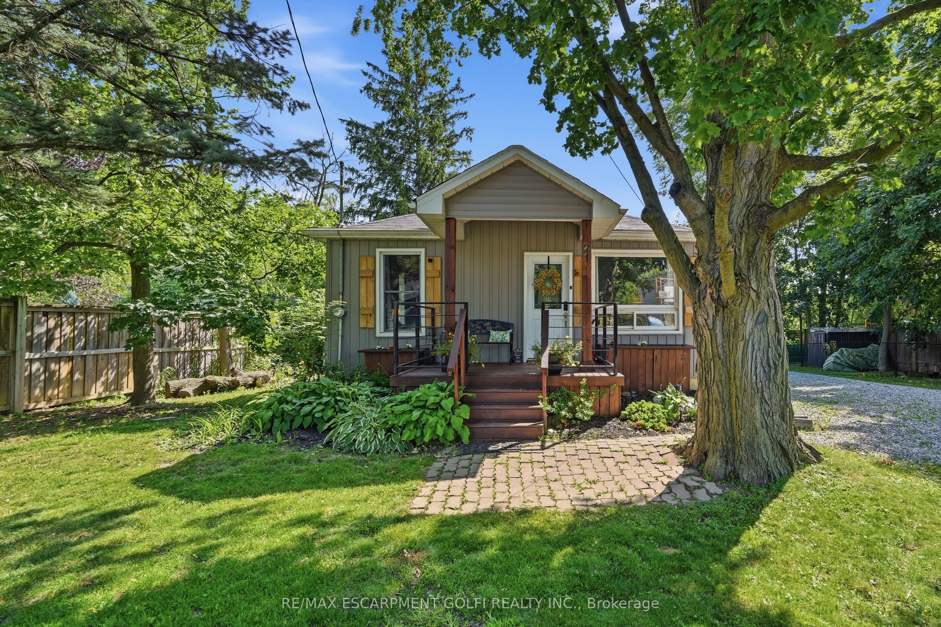 21 Renfrew Street E Property Photo 1