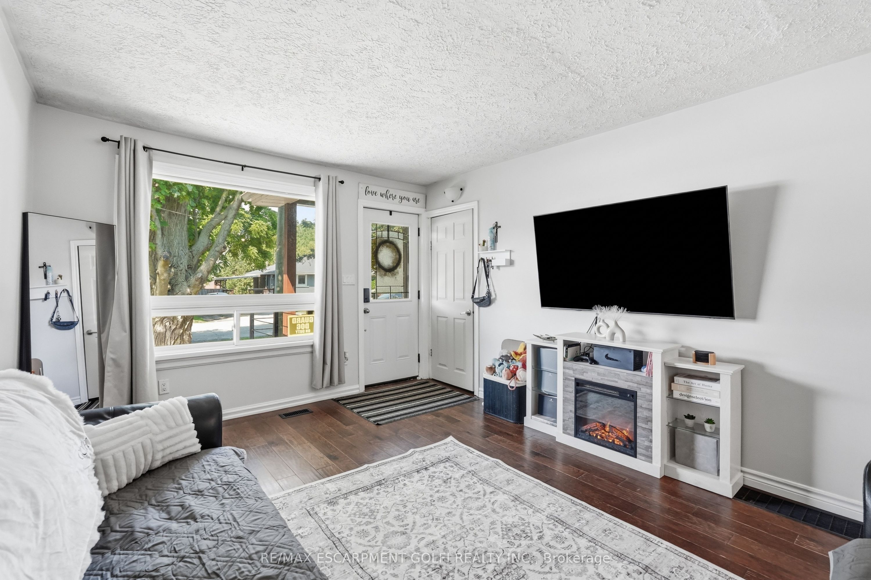 21 Renfrew Street E Property Photo 7