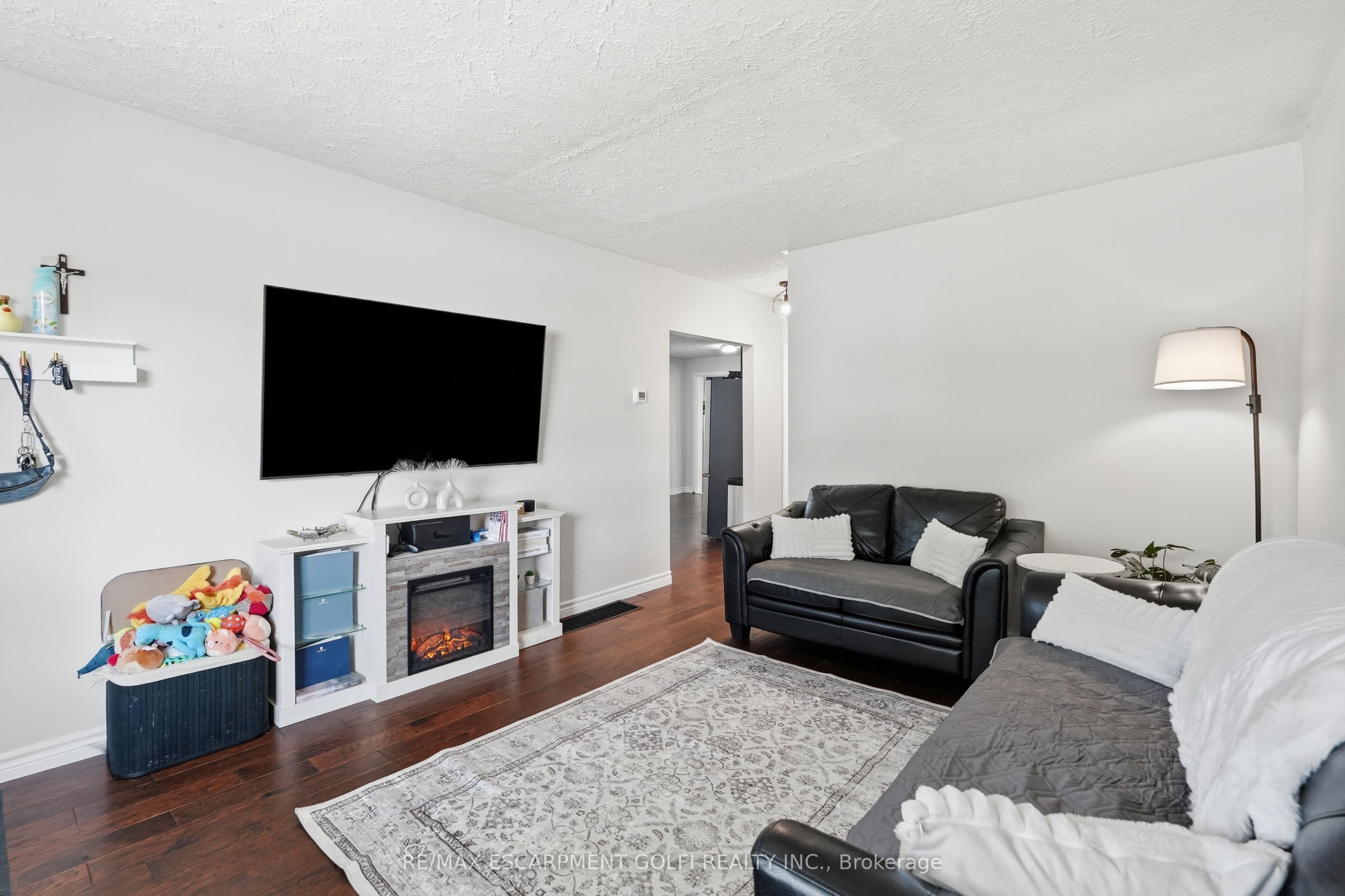21 Renfrew Street E Property Photo 8