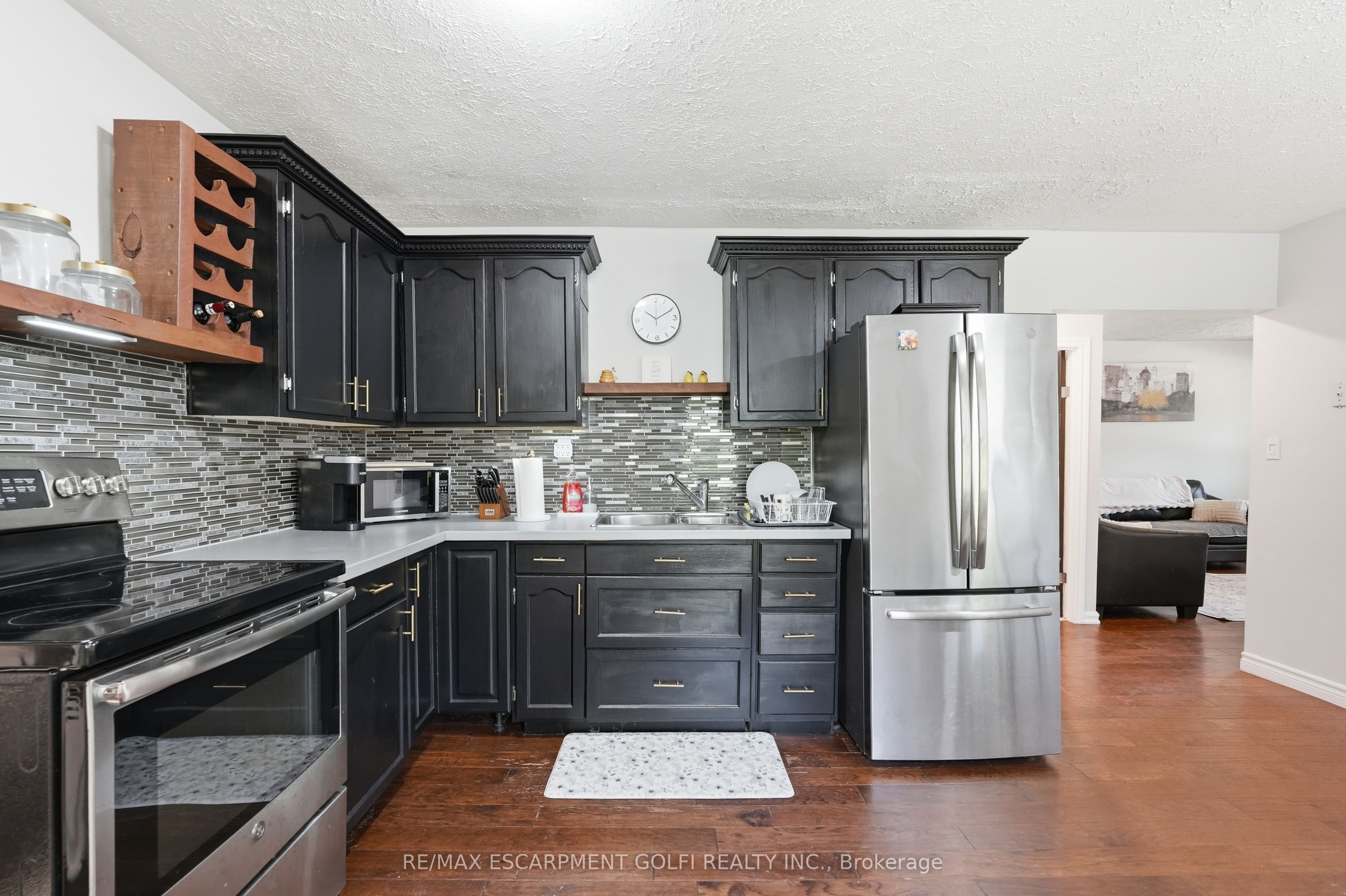 21 Renfrew Street E Property Photo 12