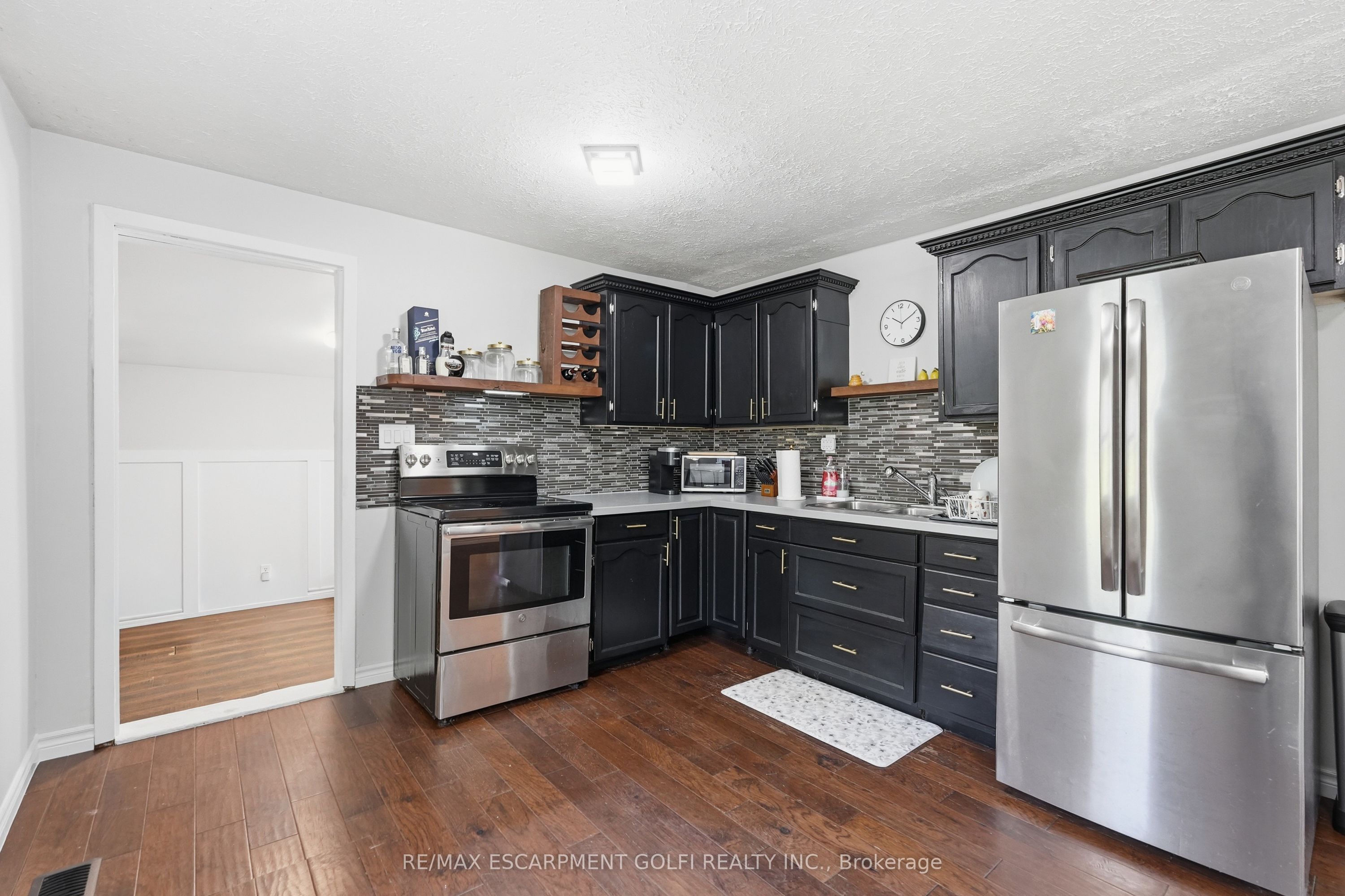 21 Renfrew Street E Property Photo 13