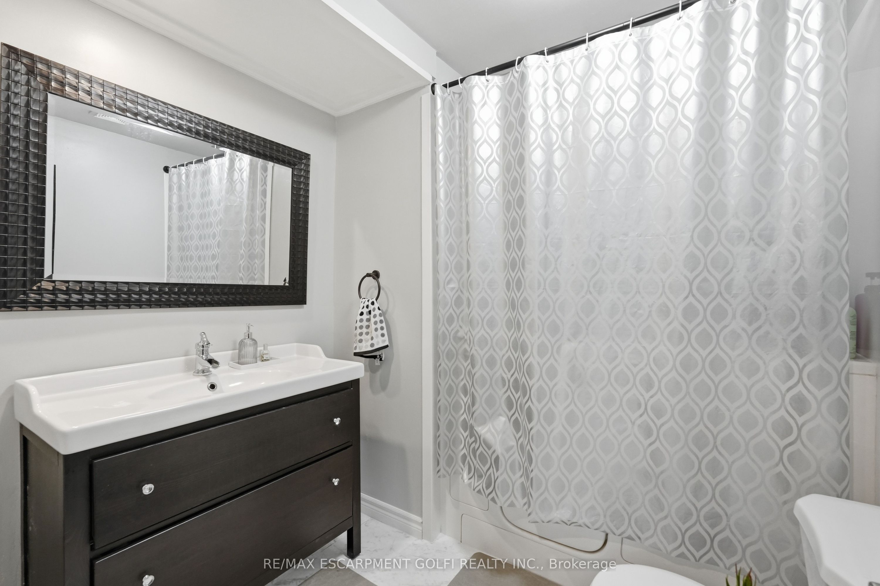 21 Renfrew Street E Property Photo 16