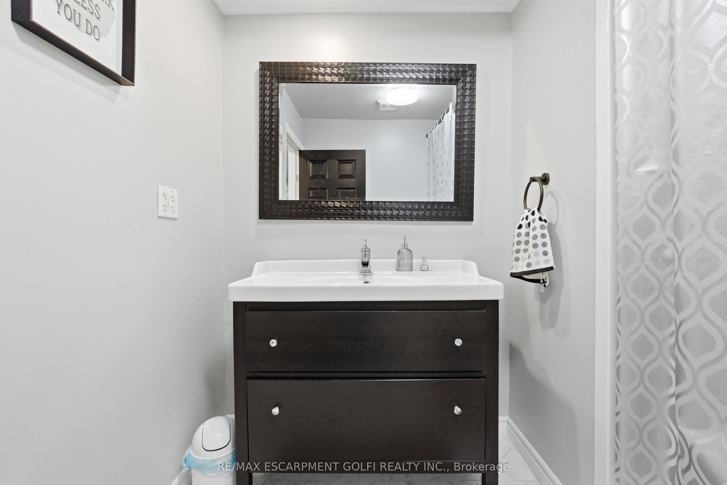 21 Renfrew Street E Property Photo 17
